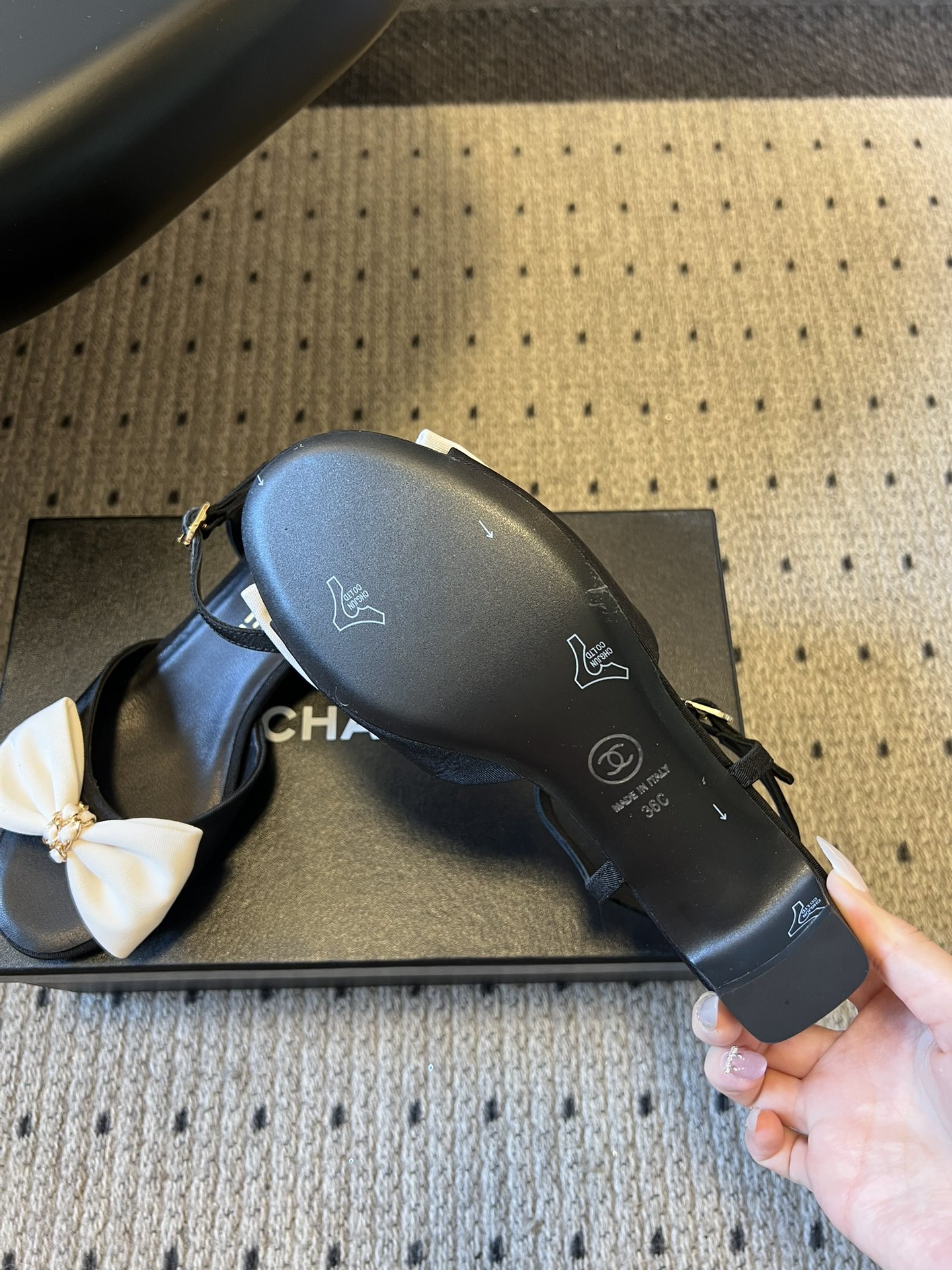 Chane*26ss低跟细踝带蝴蝶结凉鞋鞋身以标志性蝴蝶结为核心装饰，部分蝴蝶结处点缀品牌经典的双C金属