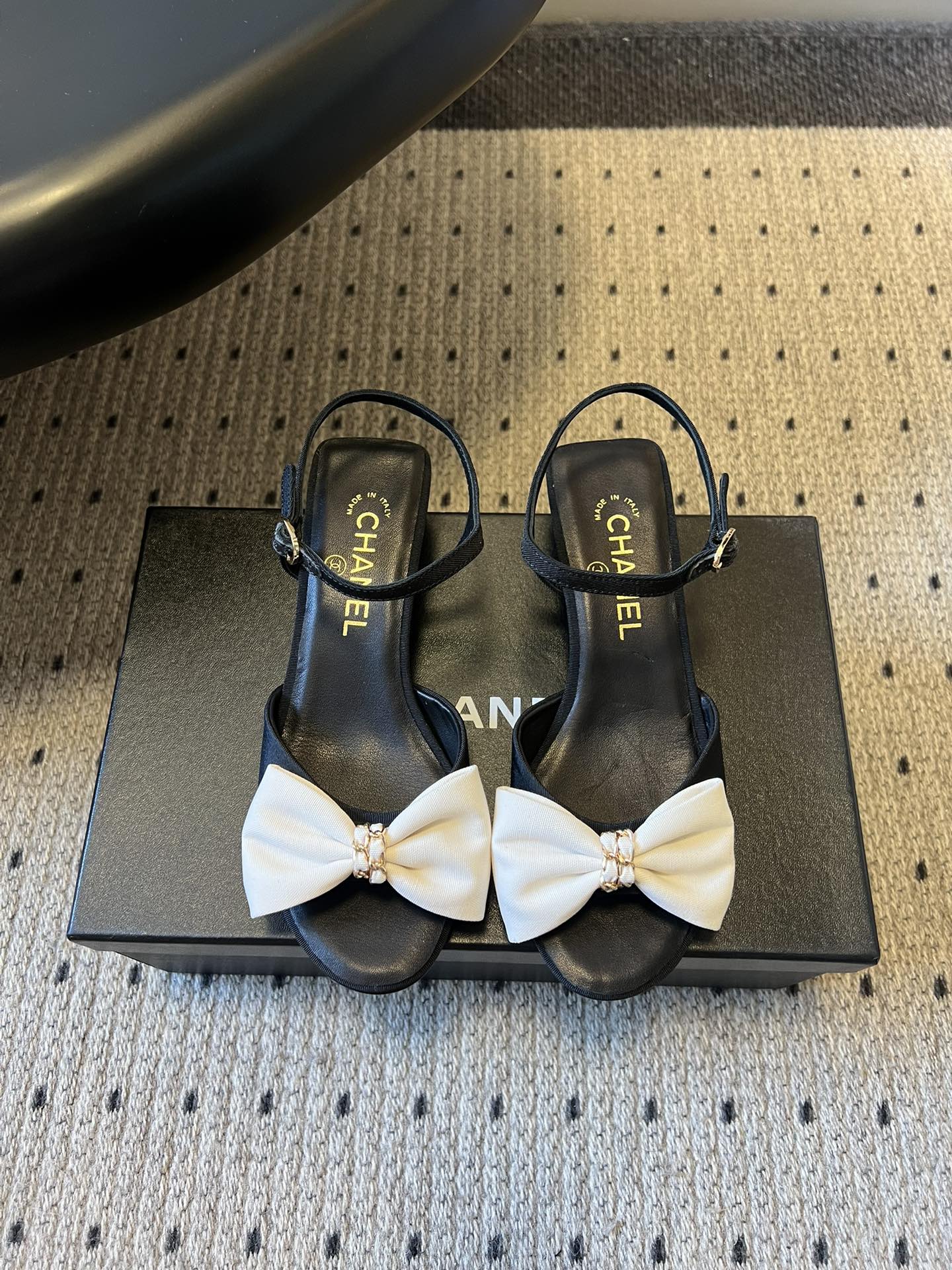 Chane*26ss低跟细踝带蝴蝶结凉鞋鞋身以标志性蝴蝶结为核心装饰，部分蝴蝶结处点缀品牌经典的双C金属