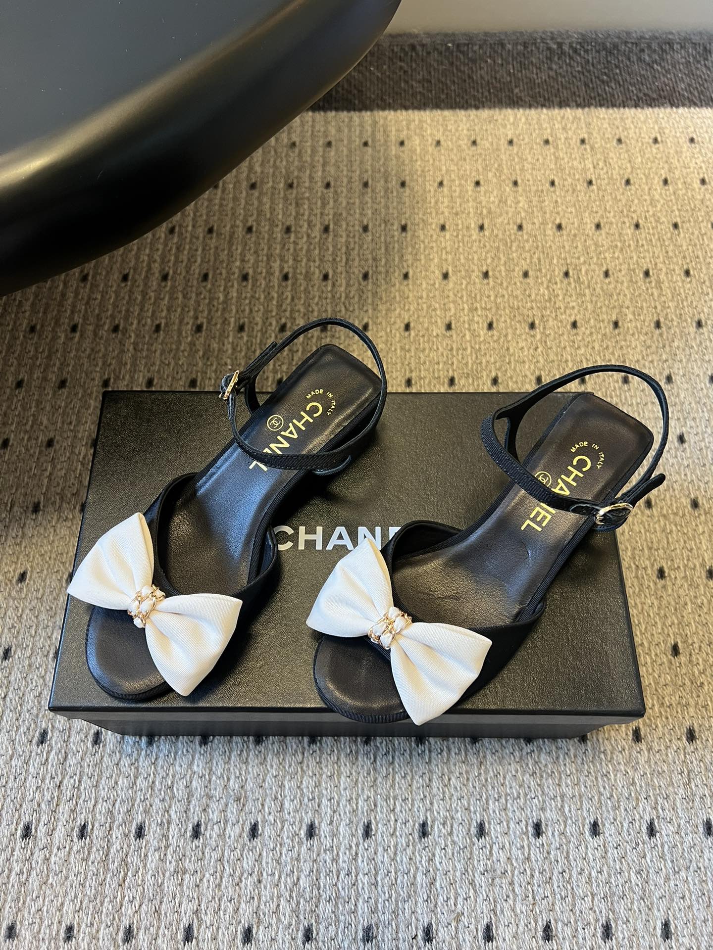 Chane*26ss低跟细踝带蝴蝶结凉鞋鞋身以标志性蝴蝶结为核心装饰，部分蝴蝶结处点缀品牌经典的双C金属