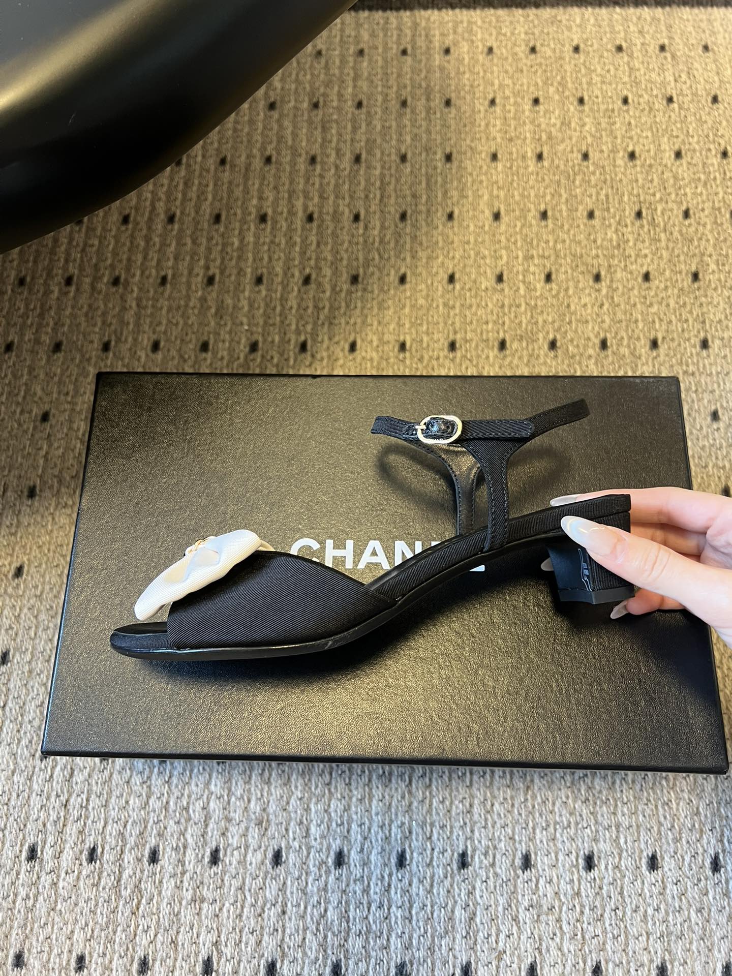 Chane*26ss低跟细踝带蝴蝶结凉鞋鞋身以标志性蝴蝶结为核心装饰，部分蝴蝶结处点缀品牌经典的双C金属