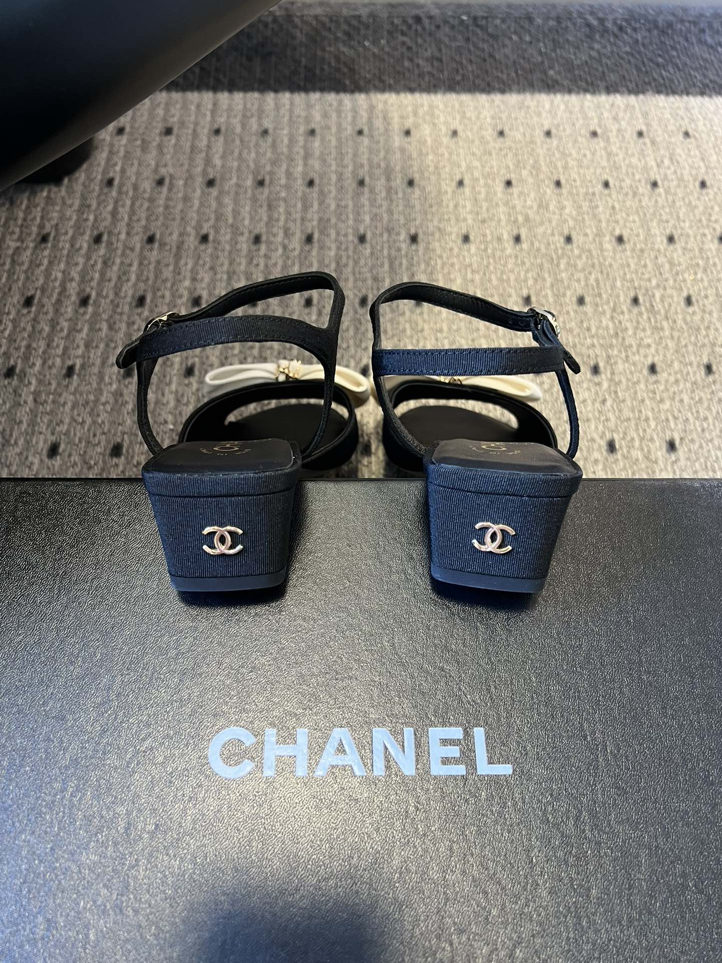 Chane*26ss低跟细踝带蝴蝶结凉鞋鞋身以标志性蝴蝶结为核心装饰，部分蝴蝶结处点缀品牌经典的双C金属