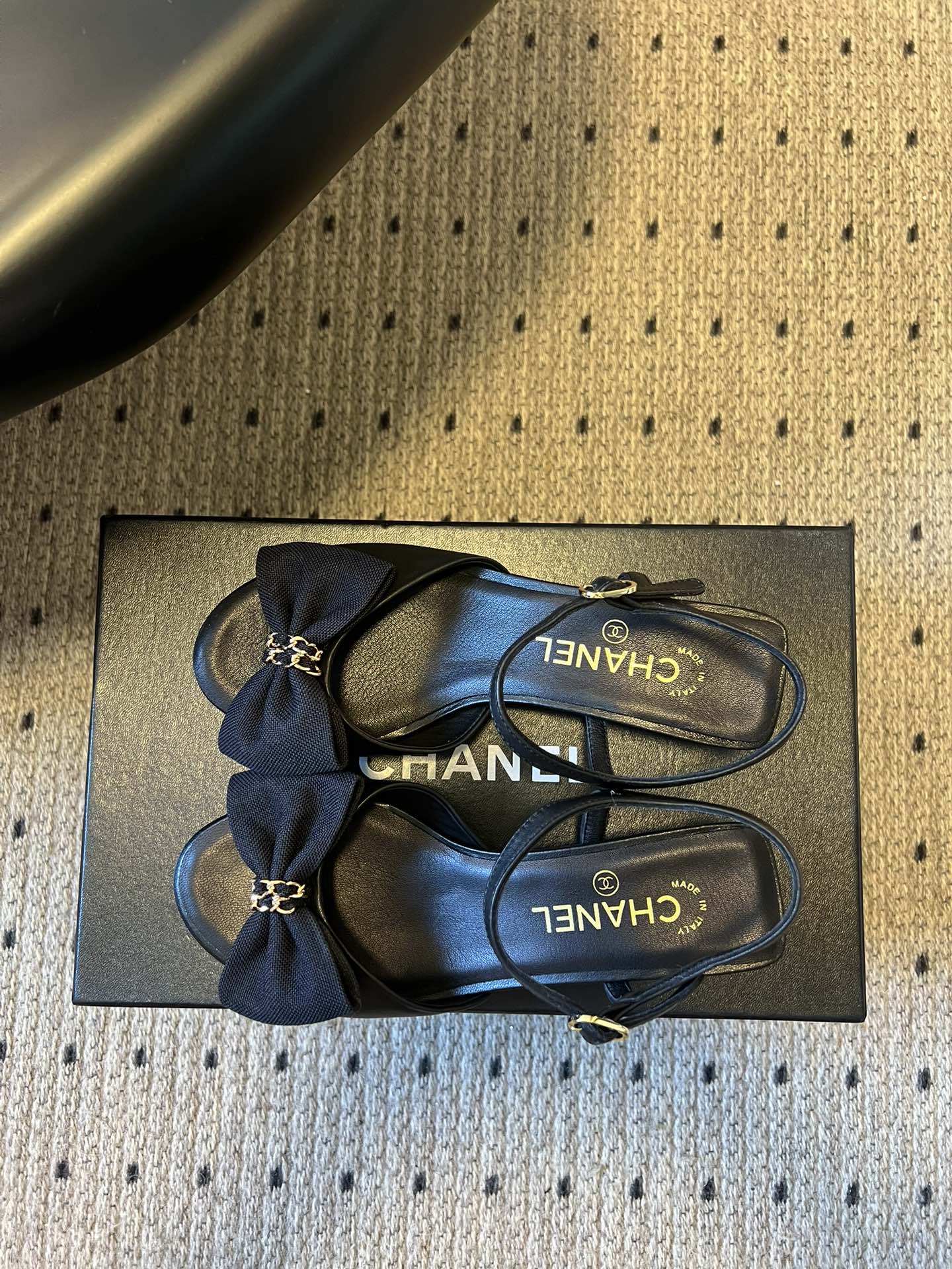 Chane*26ss低跟细踝带蝴蝶结凉鞋鞋身以标志性蝴蝶结为核心装饰，部分蝴蝶结处点缀品牌经典的双C金属