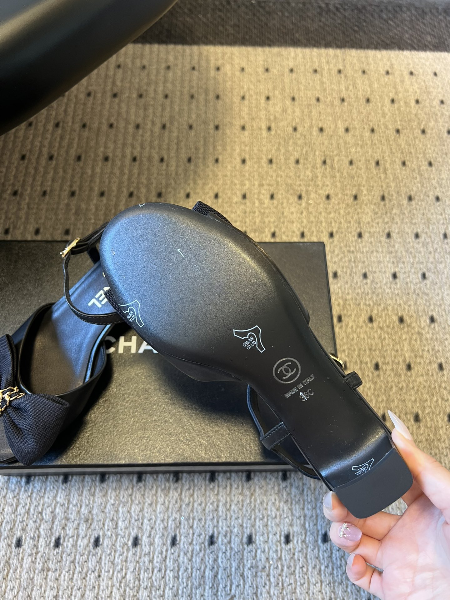 Chane*26ss低跟细踝带蝴蝶结凉鞋鞋身以标志性蝴蝶结为核心装饰，部分蝴蝶结处点缀品牌经典的双C金属