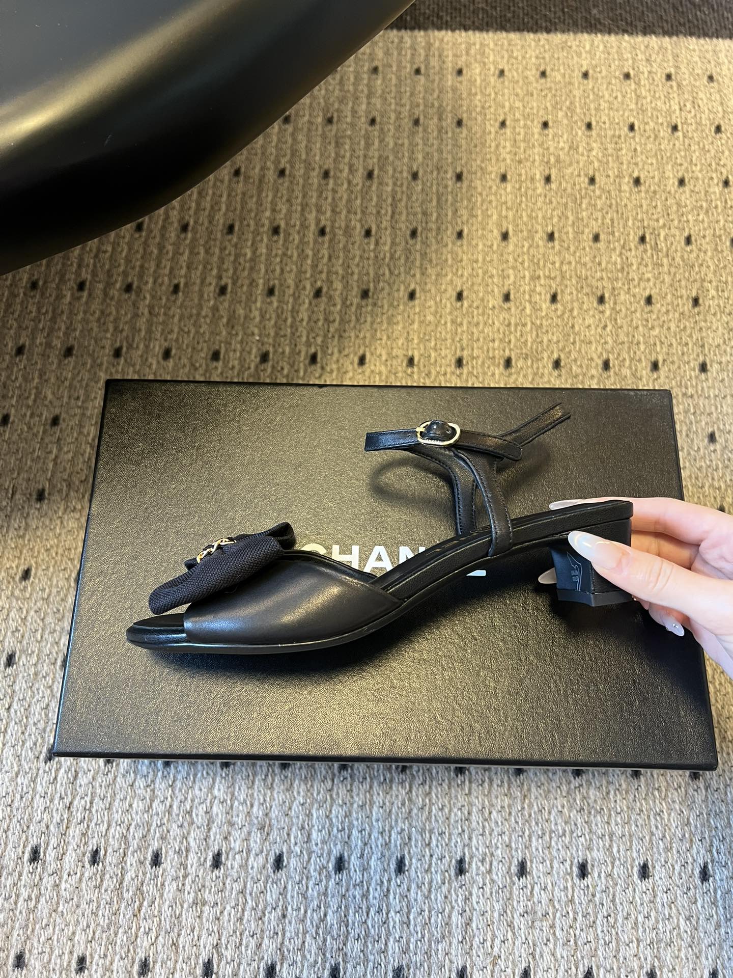 Chane*26ss低跟细踝带蝴蝶结凉鞋鞋身以标志性蝴蝶结为核心装饰，部分蝴蝶结处点缀品牌经典的双C金属