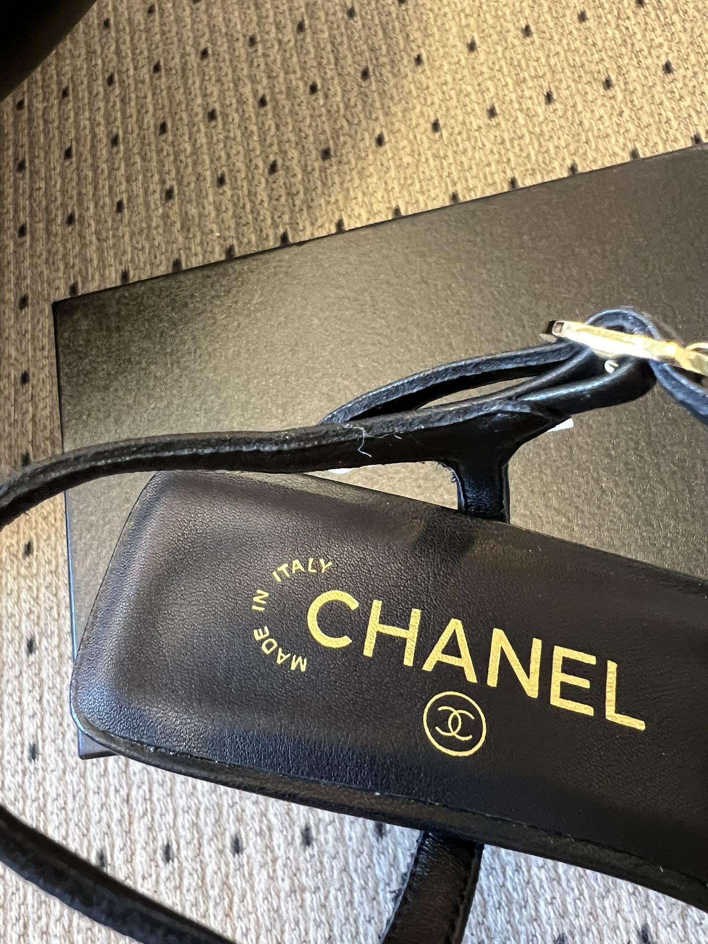 Chane*26ss低跟细踝带蝴蝶结凉鞋鞋身以标志性蝴蝶结为核心装饰，部分蝴蝶结处点缀品牌经典的双C金属