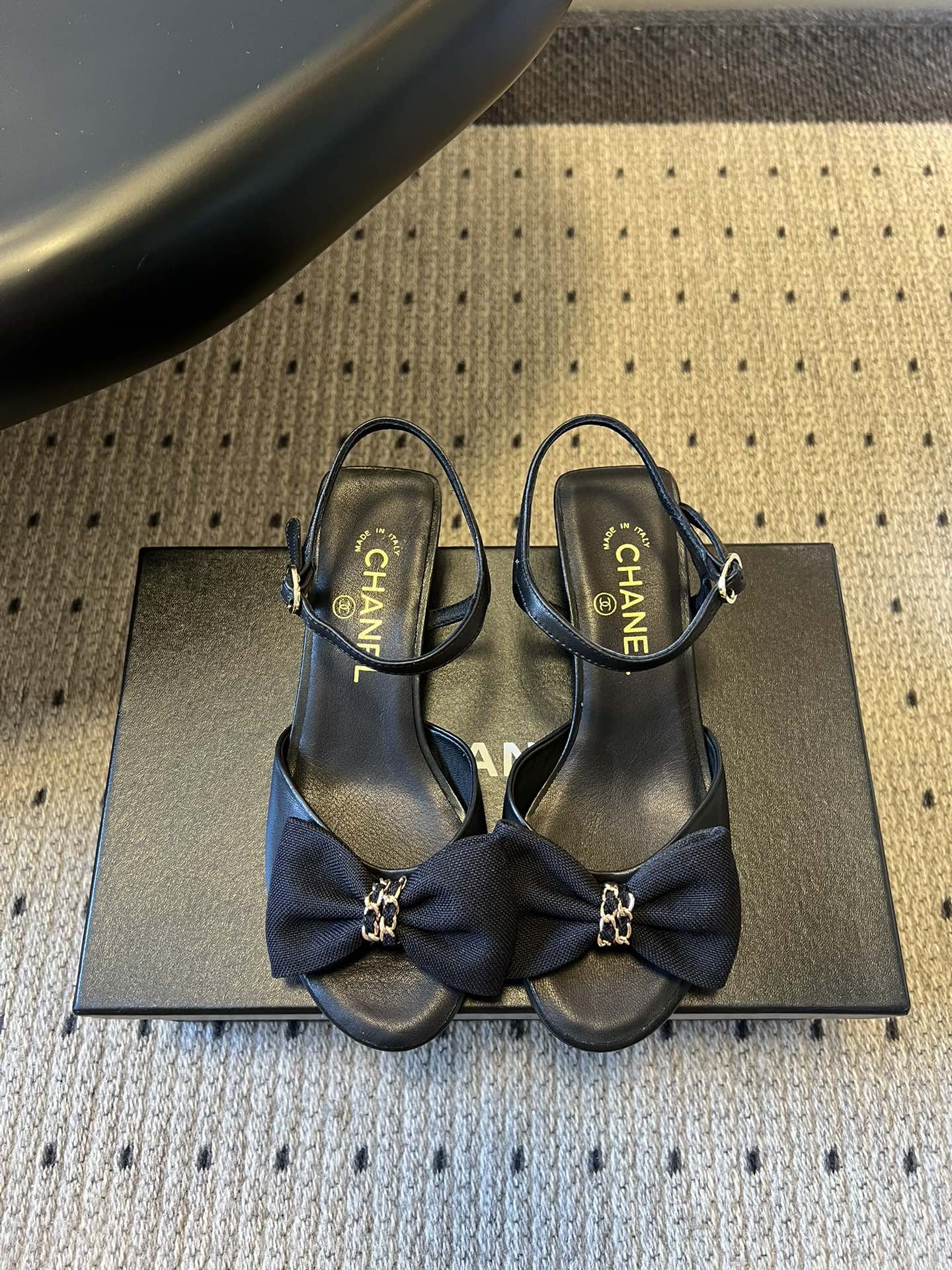 Chane*26ss低跟细踝带蝴蝶结凉鞋鞋身以标志性蝴蝶结为核心装饰，部分蝴蝶结处点缀品牌经典的双C金属