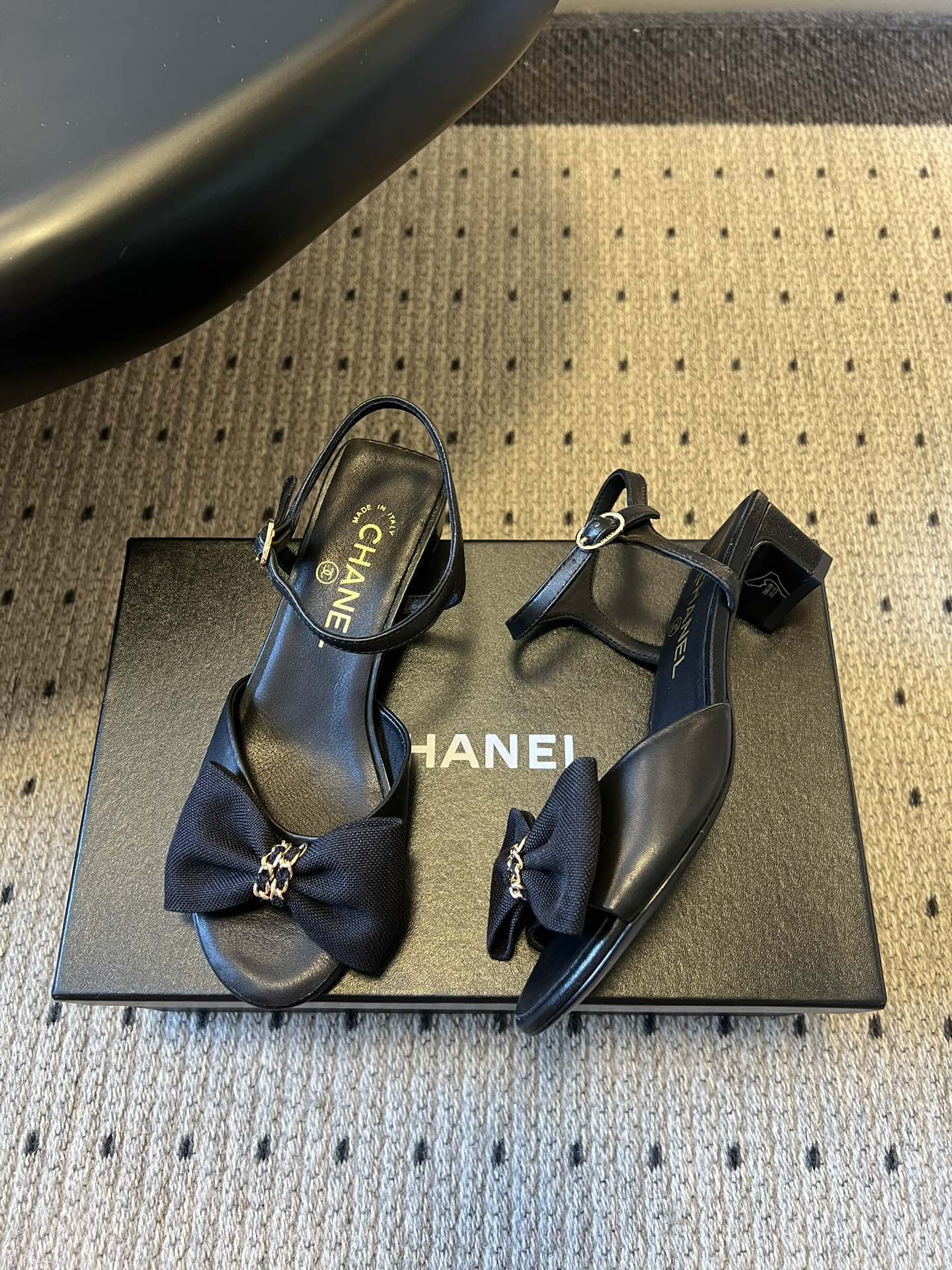Chane*26ss低跟细踝带蝴蝶结凉鞋鞋身以标志性蝴蝶结为核心装饰，部分蝴蝶结处点缀品牌经典的双C金属