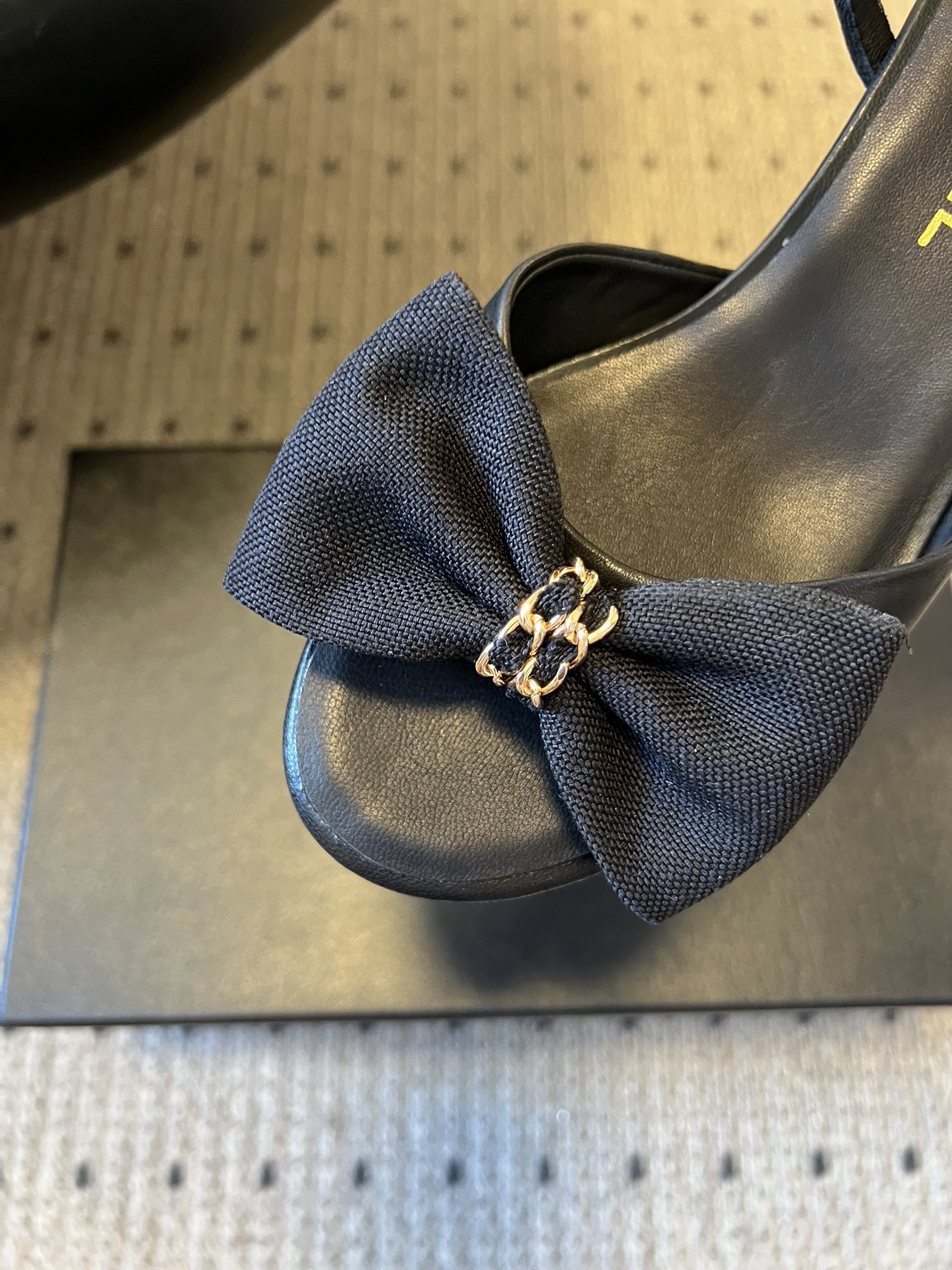 Chane*26ss低跟细踝带蝴蝶结凉鞋鞋身以标志性蝴蝶结为核心装饰，部分蝴蝶结处点缀品牌经典的双C金属