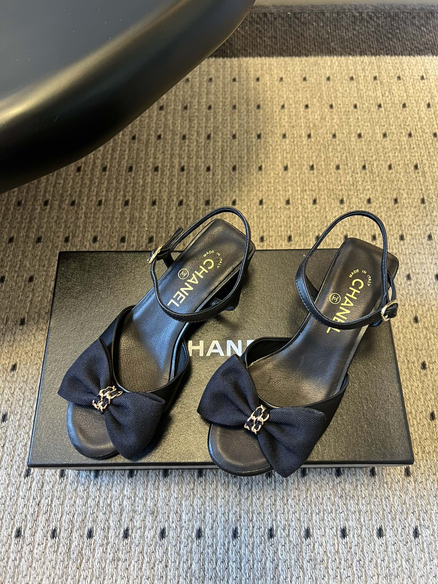 Chane*26ss低跟细踝带蝴蝶结凉鞋鞋身以标志性蝴蝶结为核心装饰，部分蝴蝶结处点缀品牌经典的双C金属