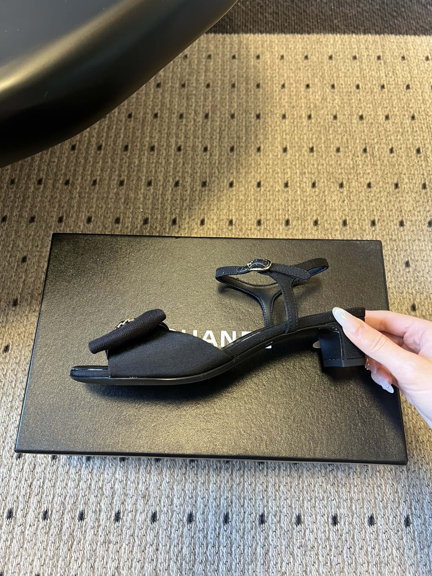 Chane*26ss低跟细踝带蝴蝶结凉鞋鞋身以标志性蝴蝶结为核心装饰，部分蝴蝶结处点缀品牌经典的双C金属