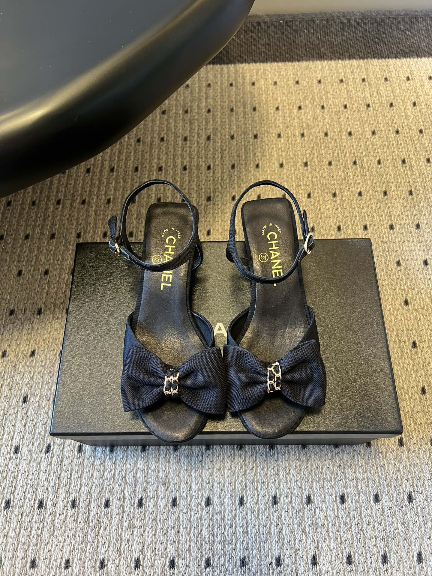 Chane*26ss低跟细踝带蝴蝶结凉鞋鞋身以标志性蝴蝶结为核心装饰，部分蝴蝶结处点缀品牌经典的双C金属