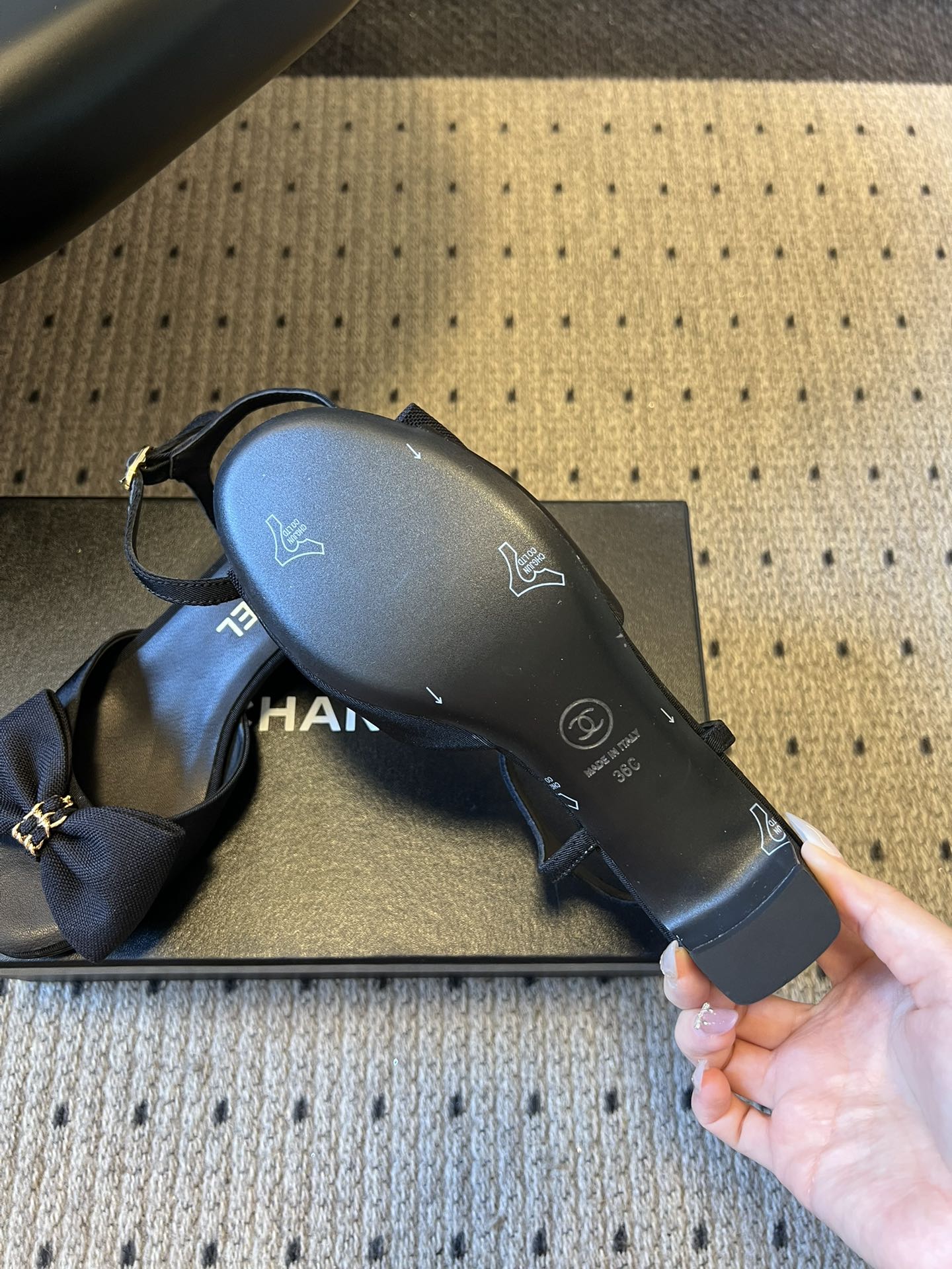 Chane*26ss低跟细踝带蝴蝶结凉鞋鞋身以标志性蝴蝶结为核心装饰，部分蝴蝶结处点缀品牌经典的双C金属