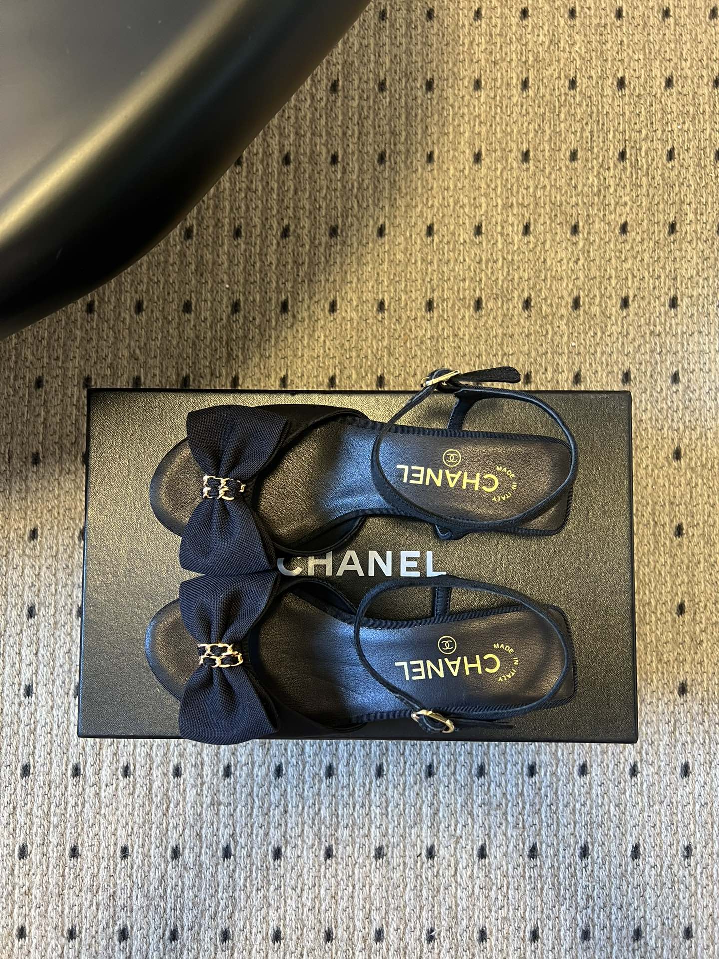 Chane*26ss低跟细踝带蝴蝶结凉鞋鞋身以标志性蝴蝶结为核心装饰，部分蝴蝶结处点缀品牌经典的双C金属