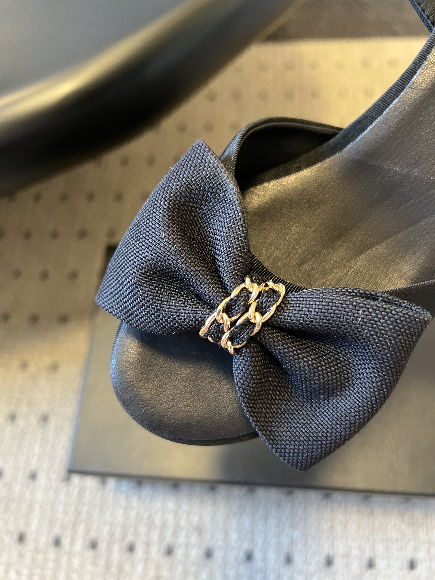 Chane*26ss低跟细踝带蝴蝶结凉鞋鞋身以标志性蝴蝶结为核心装饰，部分蝴蝶结处点缀品牌经典的双C金属