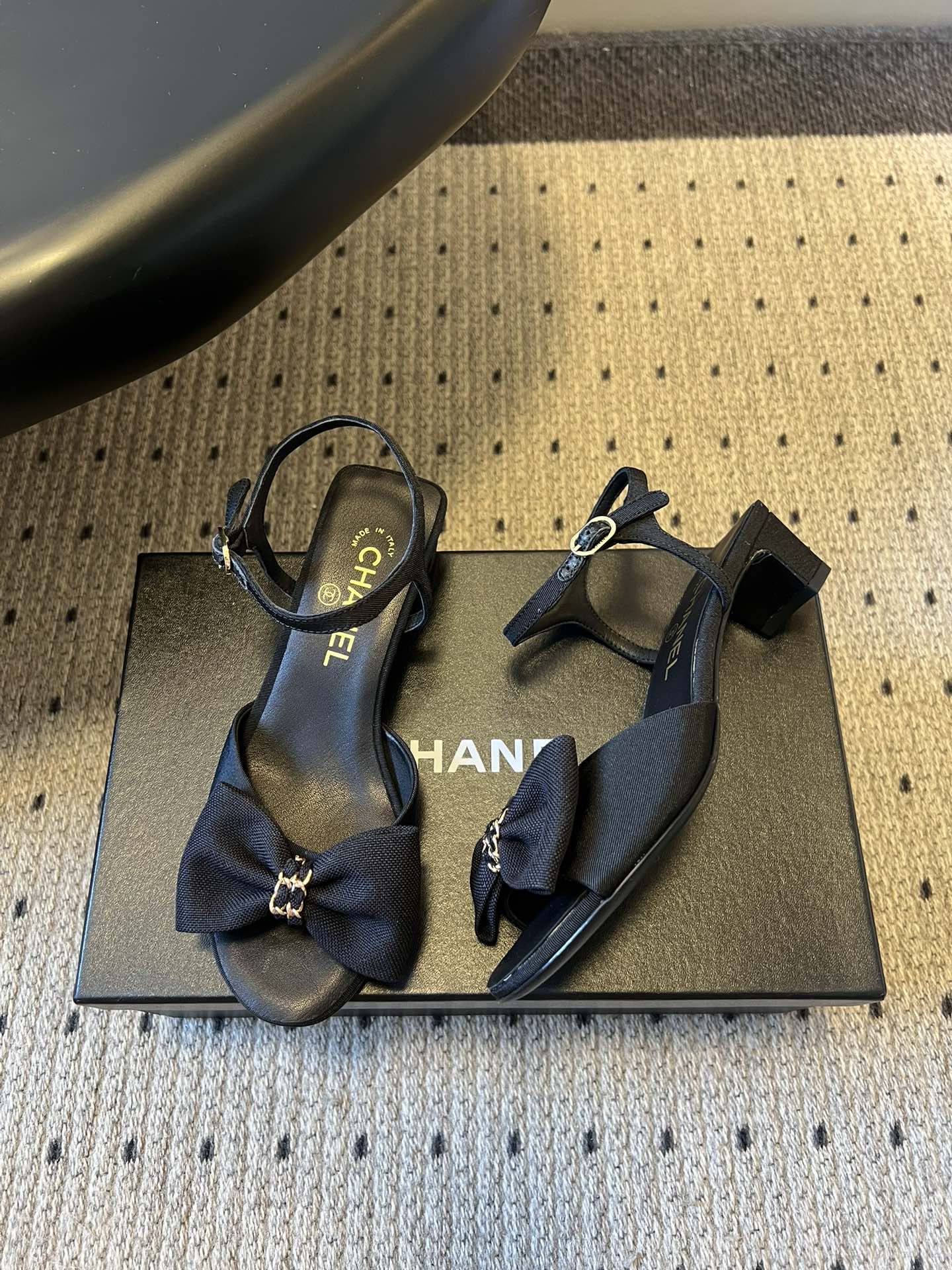 Chane*26ss低跟细踝带蝴蝶结凉鞋鞋身以标志性蝴蝶结为核心装饰，部分蝴蝶结处点缀品牌经典的双C金属