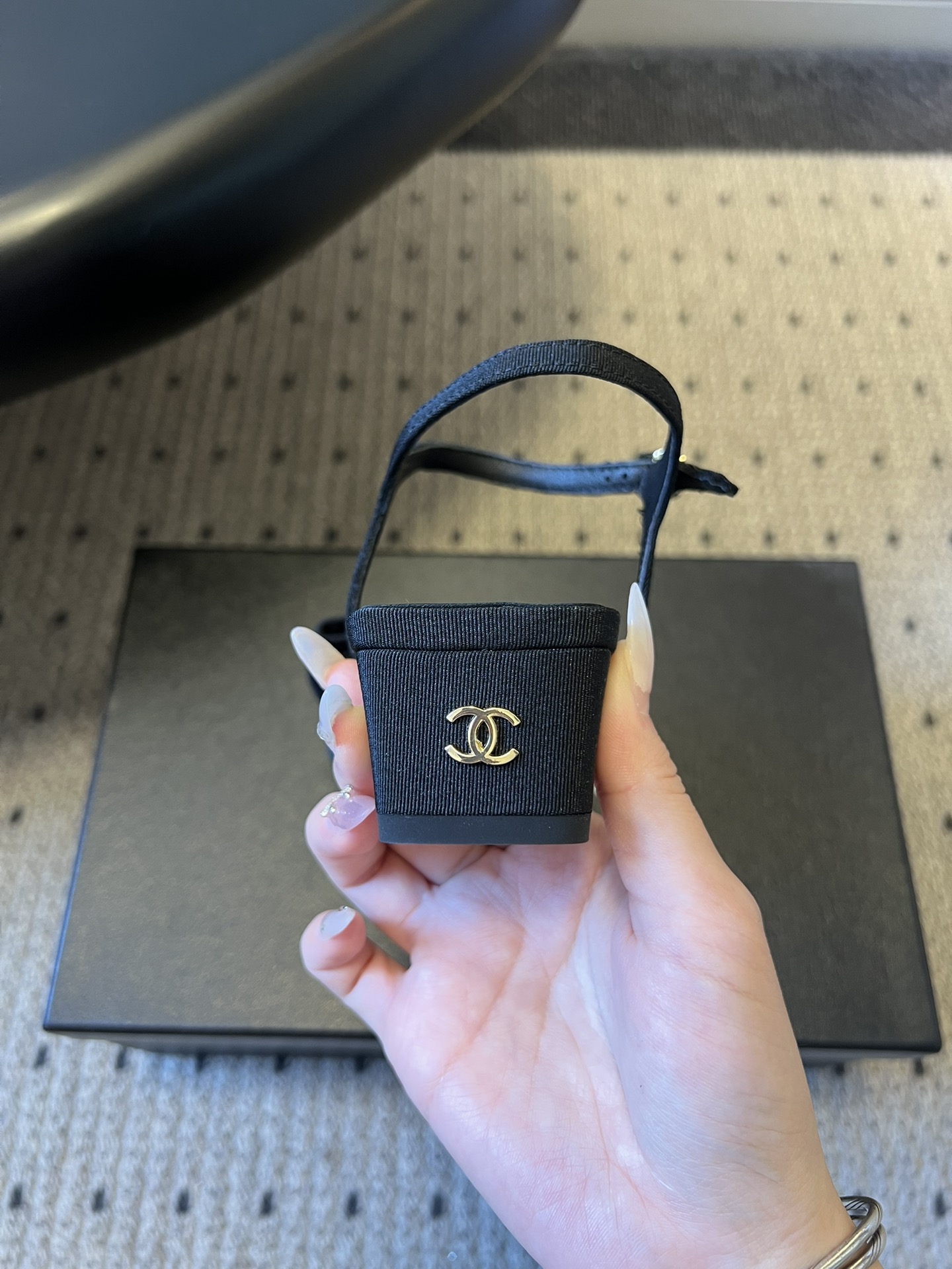 Chane*26ss低跟细踝带蝴蝶结凉鞋鞋身以标志性蝴蝶结为核心装饰，部分蝴蝶结处点缀品牌经典的双C金属