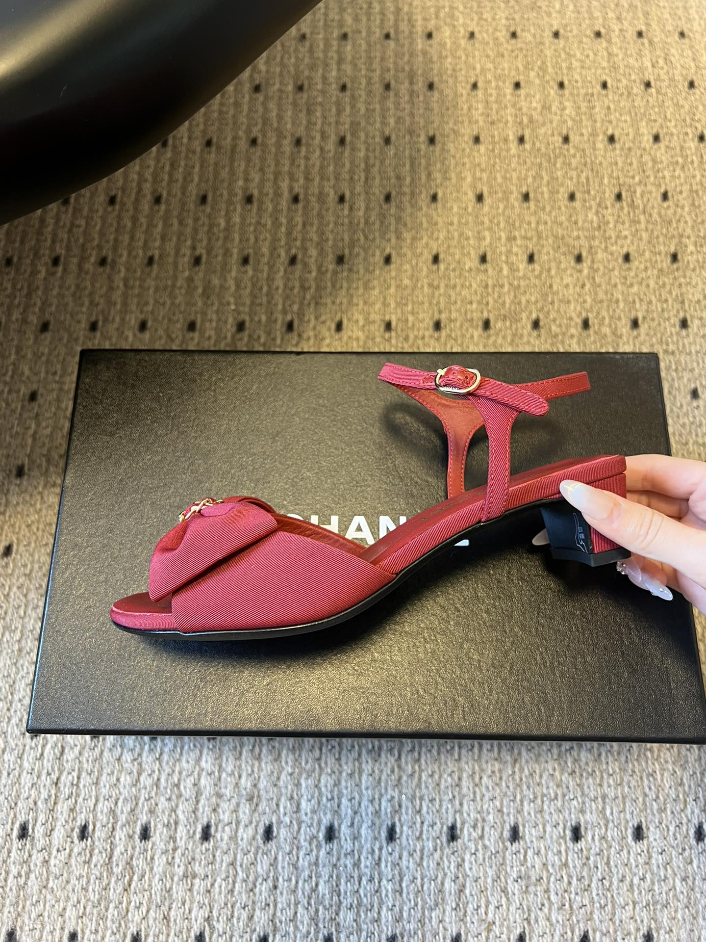 Chane*26ss低跟细踝带蝴蝶结凉鞋鞋身以标志性蝴蝶结为核心装饰，部分蝴蝶结处点缀品牌经典的双C金属