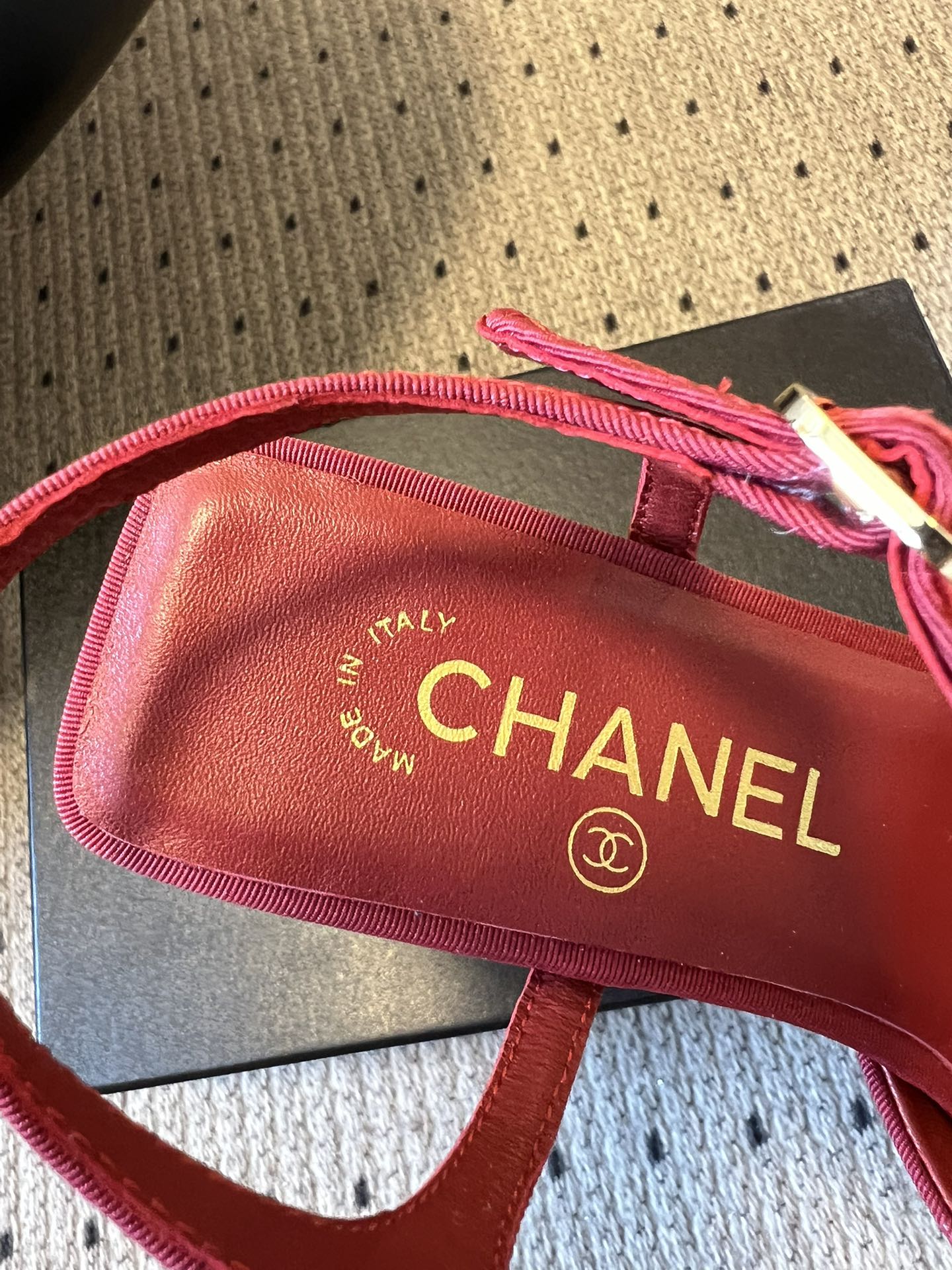 Chane*26ss低跟细踝带蝴蝶结凉鞋鞋身以标志性蝴蝶结为核心装饰，部分蝴蝶结处点缀品牌经典的双C金属