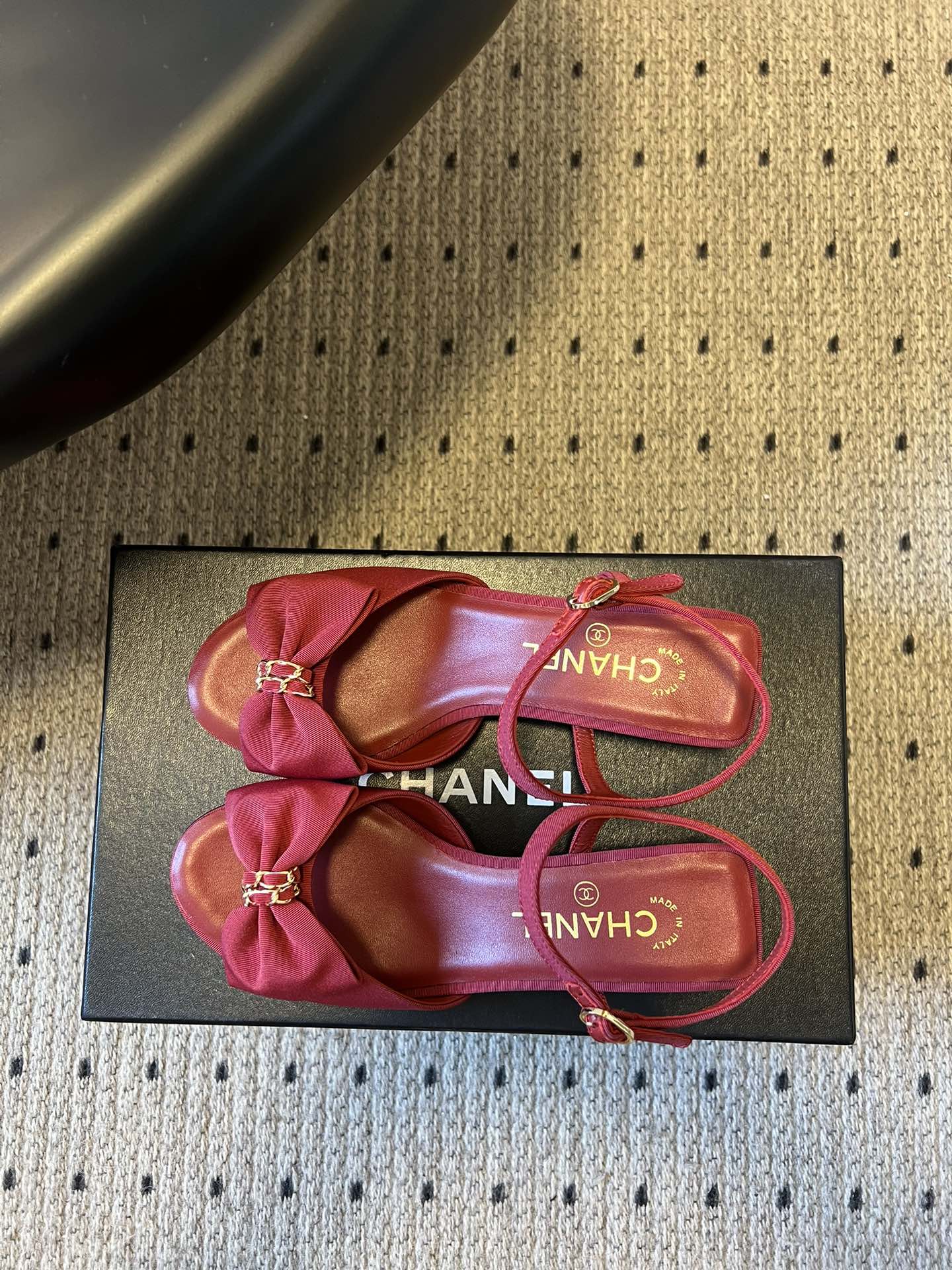 Chane*26ss低跟细踝带蝴蝶结凉鞋鞋身以标志性蝴蝶结为核心装饰，部分蝴蝶结处点缀品牌经典的双C金属