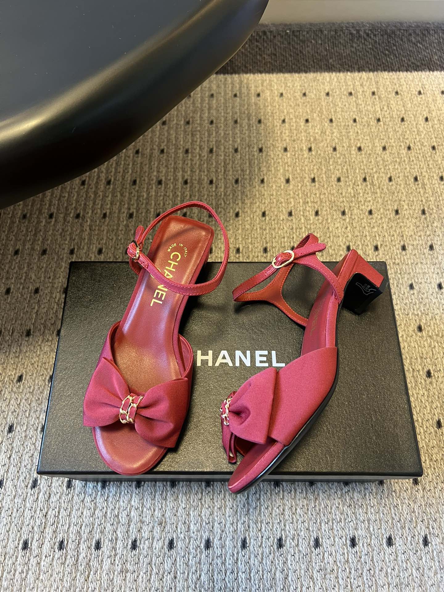 Chane*26ss低跟细踝带蝴蝶结凉鞋鞋身以标志性蝴蝶结为核心装饰，部分蝴蝶结处点缀品牌经典的双C金属