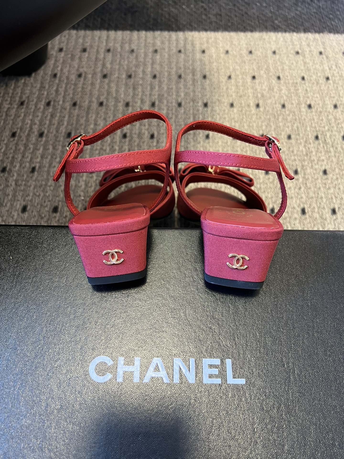 Chane*26ss低跟细踝带蝴蝶结凉鞋鞋身以标志性蝴蝶结为核心装饰，部分蝴蝶结处点缀品牌经典的双C金属