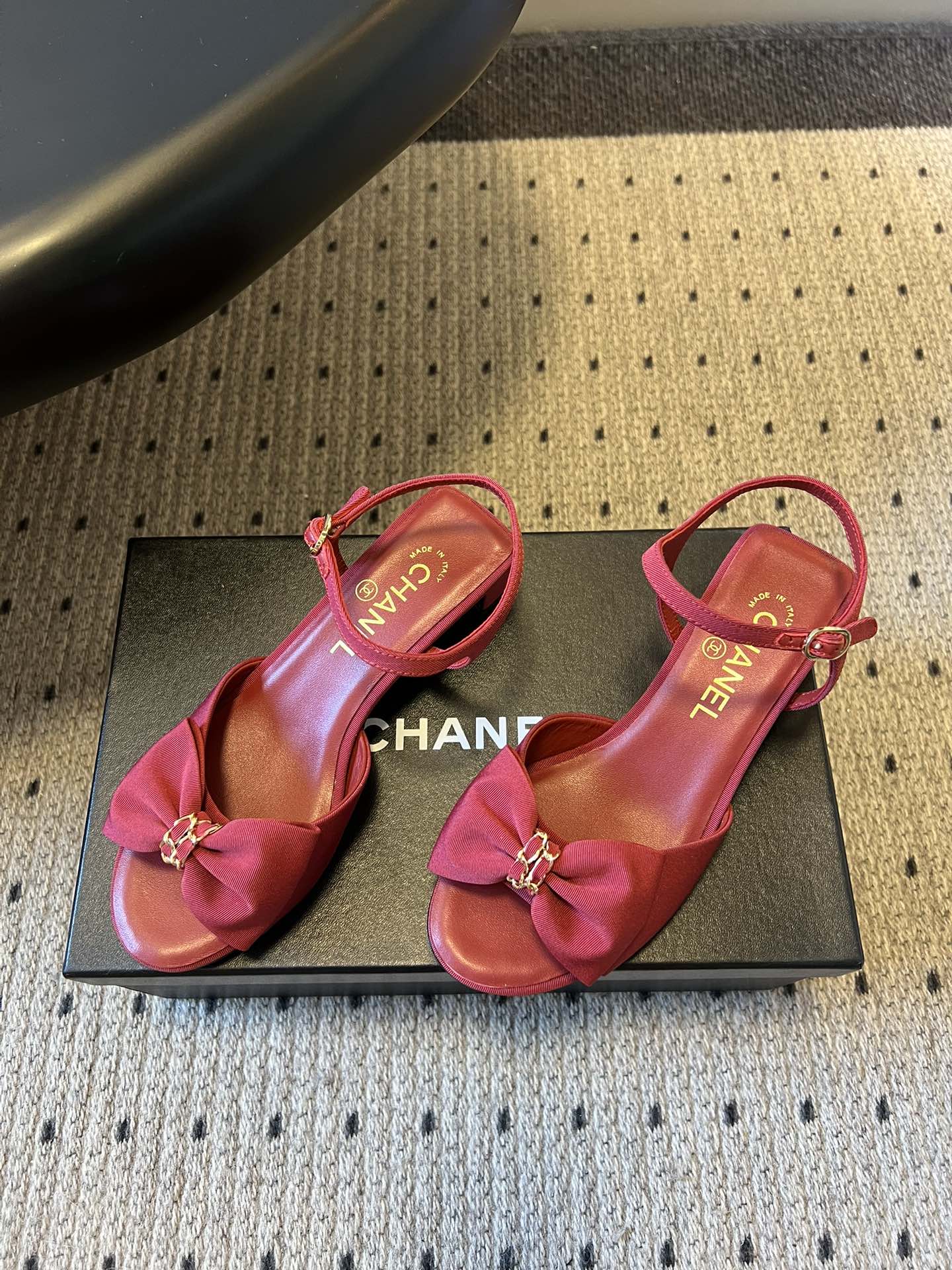 Chane*26ss低跟细踝带蝴蝶结凉鞋鞋身以标志性蝴蝶结为核心装饰，部分蝴蝶结处点缀品牌经典的双C金属