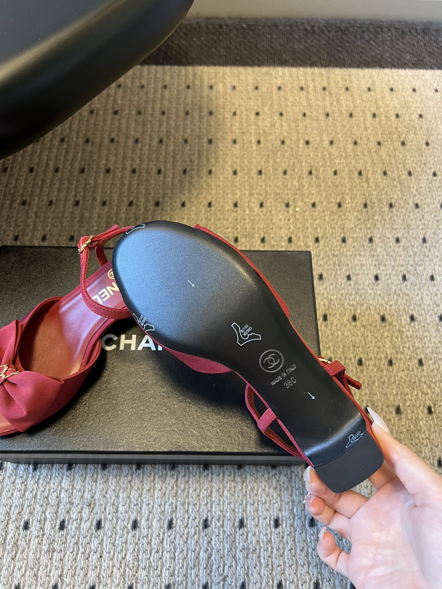 Chane*26ss低跟细踝带蝴蝶结凉鞋鞋身以标志性蝴蝶结为核心装饰，部分蝴蝶结处点缀品牌经典的双C金属