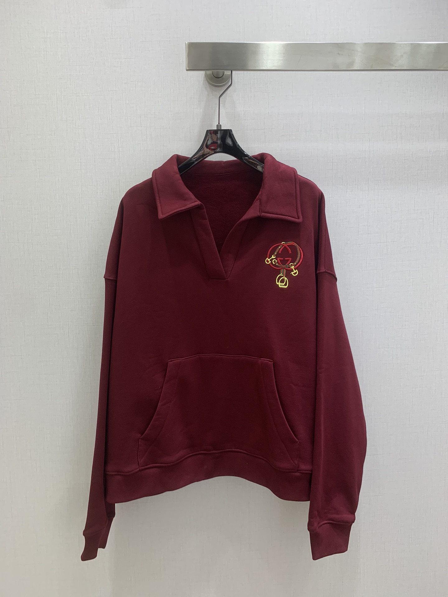 NO:684535,Highly recommended GUC* autumn and winter new style printed lapel plus velvet sweatshirt YB fabric hot style is coming Everyone can control the INS style lazy top Fashionable sports style, suitable for the dual needs of comfort and fashion, can be integrated into every daily dressing scene. Playful and age-reducing, full of vitality. One color SML code High quality ABC, gucci, hoodie, sweatshirts,19860909强烈推荐 GUC*秋冬新款 印花翻领加绒卫衣 YB面料 爆款来袭 人人都能驾驭INS风懒人上衣 时髦运动风,贴合舒适与时髦的双需求能融入每个日常的穿搭场景中.俏皮减龄充满元气. 一个色 SML码 高品质ABC,,gucci,hoodie,sweatshirts,,Women's clothing