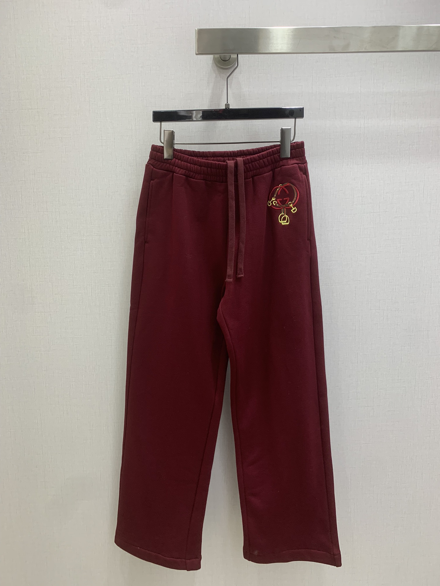 NO:684540,Highly recommended GUC* new autumn and winter printed velvet sweatpants YB fabric. Everyone can control the INS style lazy sweatpants. Fashionable sports style, suitable for the dual needs of comfort and fashion, can be integrated into every daily dressing scene. Playful and age-reducing, full of vitality. One color SML code, high quality ABC,, gucci,19860909强烈推荐 GUC*秋冬新款 印花加绒卫长裤 YB面料 人人都能驾驭INS风懒人卫裤 时髦运动风,贴合舒适与时髦的双需求能融入每个日常的穿搭场景中.俏皮减龄充满元气. 一个色 SML码 高品质ABC,,gucci,,Women's clothing