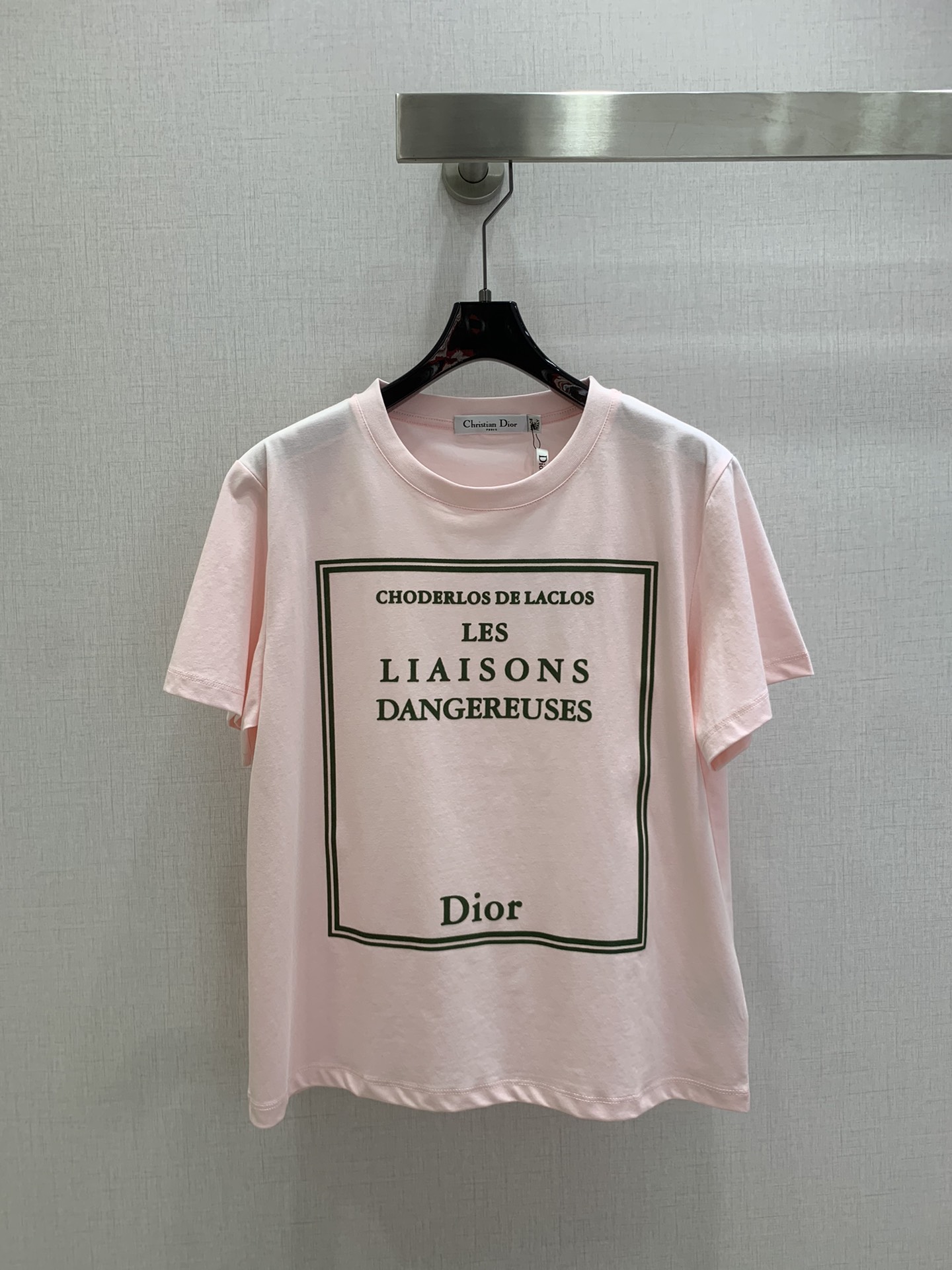 NO:684488,Highly recommended DIO*2026 early spring new style printed round neck short-sleeved T-shirt. Made of cotton fabric with soft and delicate texture. Customized washable wheat accessories. The fit is comfortable and good-looking!  Two colors SML code high quality ABC, dior, T-shirt, tees, t-shirt,19860909强烈推荐 DIO*2026早春新款 印花圆领短袖T恤 采用棉面料质感柔软细腻 定制洗水麦辅料齐 版型合身上身效果舒适好看！两个色 SML码 高品质ABC,,dior,T-shirt,tees，t-shirt,,Women's clothing