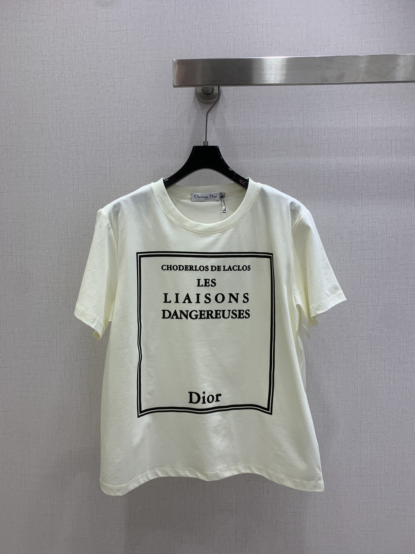 NO:684531,Highly recommended DIO*2026 early spring new style printed round neck short-sleeved T-shirt. Made of cotton fabric with soft and delicate texture. Customized washable wheat accessories. The fit is comfortable and good-looking!  Two colors SML code high quality ABC, dior, T-shirt, tees, t-shirt,19860909强烈推荐 DIO*2026早春新款 印花圆领短袖T恤 采用棉面料质感柔软细腻 定制洗水麦辅料齐 版型合身上身效果舒适好看！两个色 SML码 高品质ABC,,dior,T-shirt,tees，t-shirt,,Women's clothing