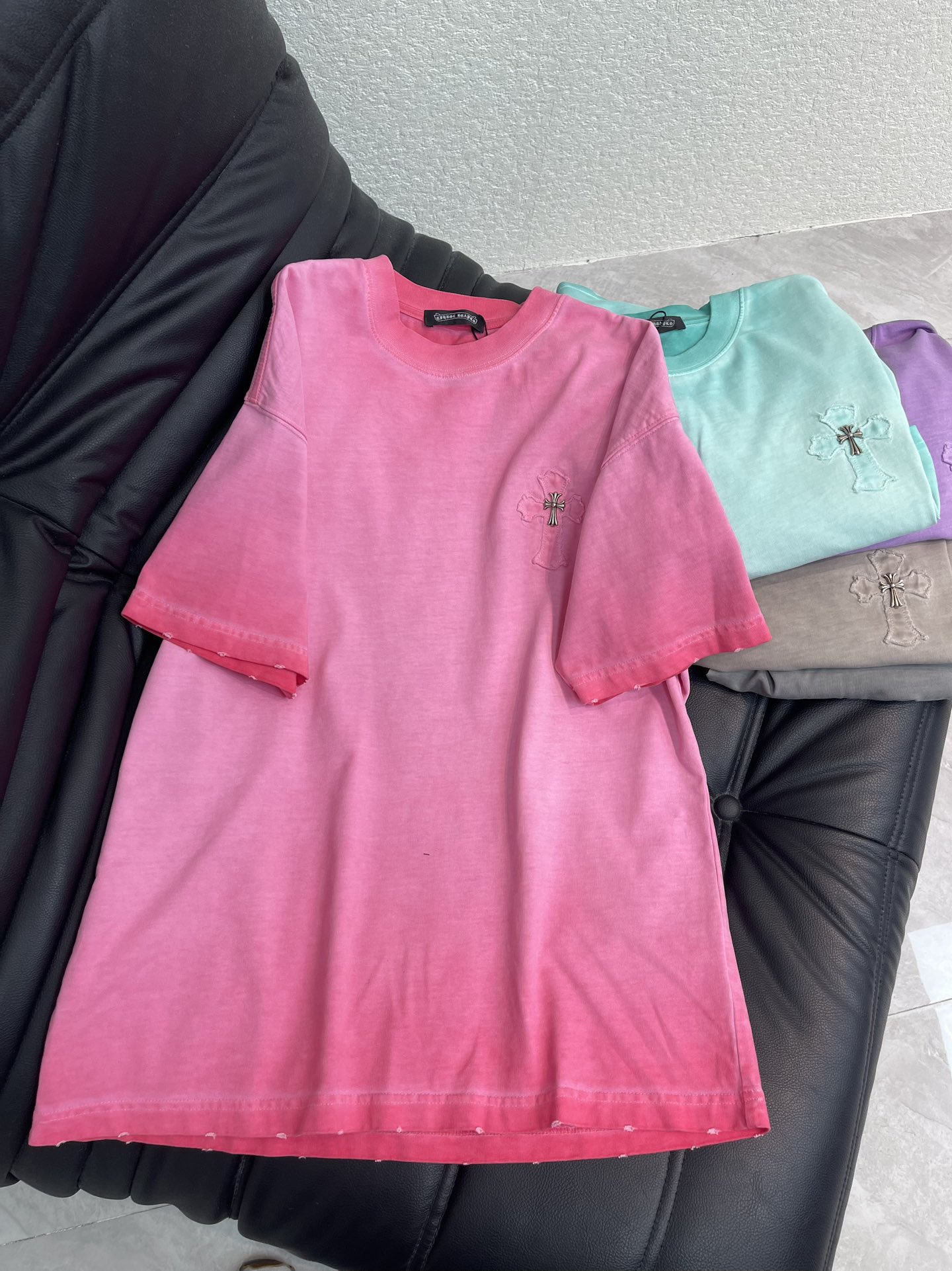 NO:684439,Chrome Hearts* Chrome Hearts 25 new spring and summer new cross patch embroidered short-sleeved T-shirt. Pure cotton washed distressed technology, washed fabrics are not limited to basic colors, but also have rich distressed effects to meet different style needs. The fabric is breathable and comfortable, and the design is unique. It integrates the brand's fashion elements, making people feel a unique artistic charm and cultural heritage. This T-shirt can make you the focus, easily control various styles, and show your personal charm. OS large version, same style for men and women!  S-XL A,,chrome hearts,chrome hearts,T-shirt,tees,t-shirt,19860909Chrome Hearts*克罗心25春夏新款十字架贴布绣短袖T恤.纯棉水洗做旧工艺, 水洗面料不仅限于基础色彩,更有丰富的 做旧效果,满足不同风格需求.面料透气舒适,设计独特,融合了品牌的时尚元素,让人感受到一种独特的艺术魅力与文化底蕴.这款T恤都能让你成为焦点,轻松驾驭各种风格,展现个性魅力.OS大版型,男女同款！S-XL A,,chrome hearts,chrome hearts,T-shirt,tees，t-shirt,,Women's clothing