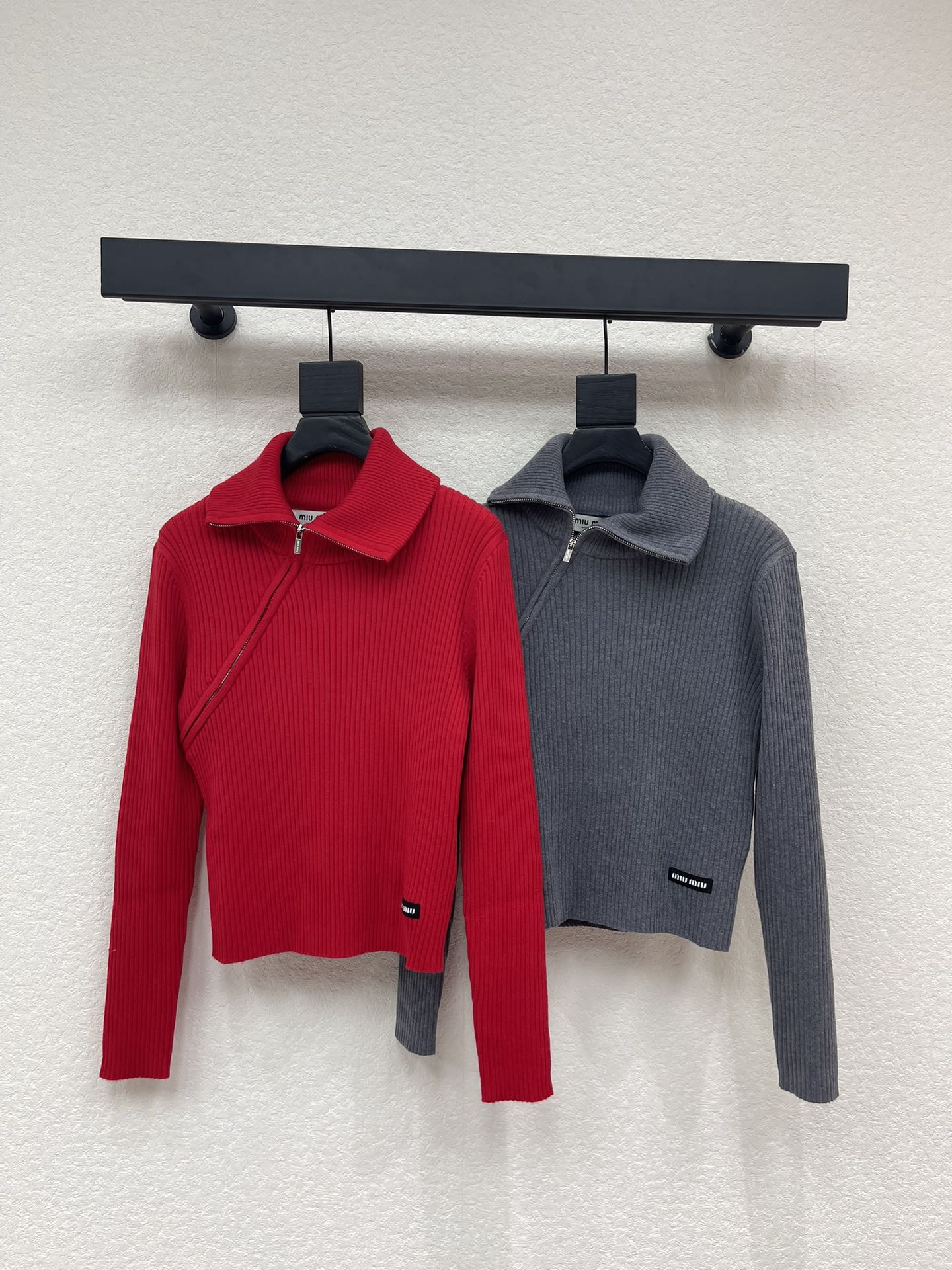 NO:685287,MiuMi*26 new early spring half-lapel lapel knitted long-sleeved sweater!  Customized wool yarn weaving, delicate and soft, full of elasticity, exquisite lapel long-sleeved top style, diagonal zipper and half placket design on the collar, fine knitted texture all over, perfect elastic thread binding details, overflowing with a sense of literary and artistic youth, giving a strong retro college style, reducing age and looking whiter, easy to wear for daily outings or parties!  SML,,miumiu,sweaters,19860909MiuMi*26早春新款半开襟翻领针织长袖毛衣！定制羊毛纱线织造 细腻柔软 弹力十足 精致翻领长袖上衣版型 领斜分拉链半开襟设计 通体细密针织纹路 弹力螺纹包边细节满分 文艺青春感漫溢 让复古学院风格强烈 减龄显白 日常出行或聚会轻松驾驭！SML,,miumiu,sweaters,,Women's clothing