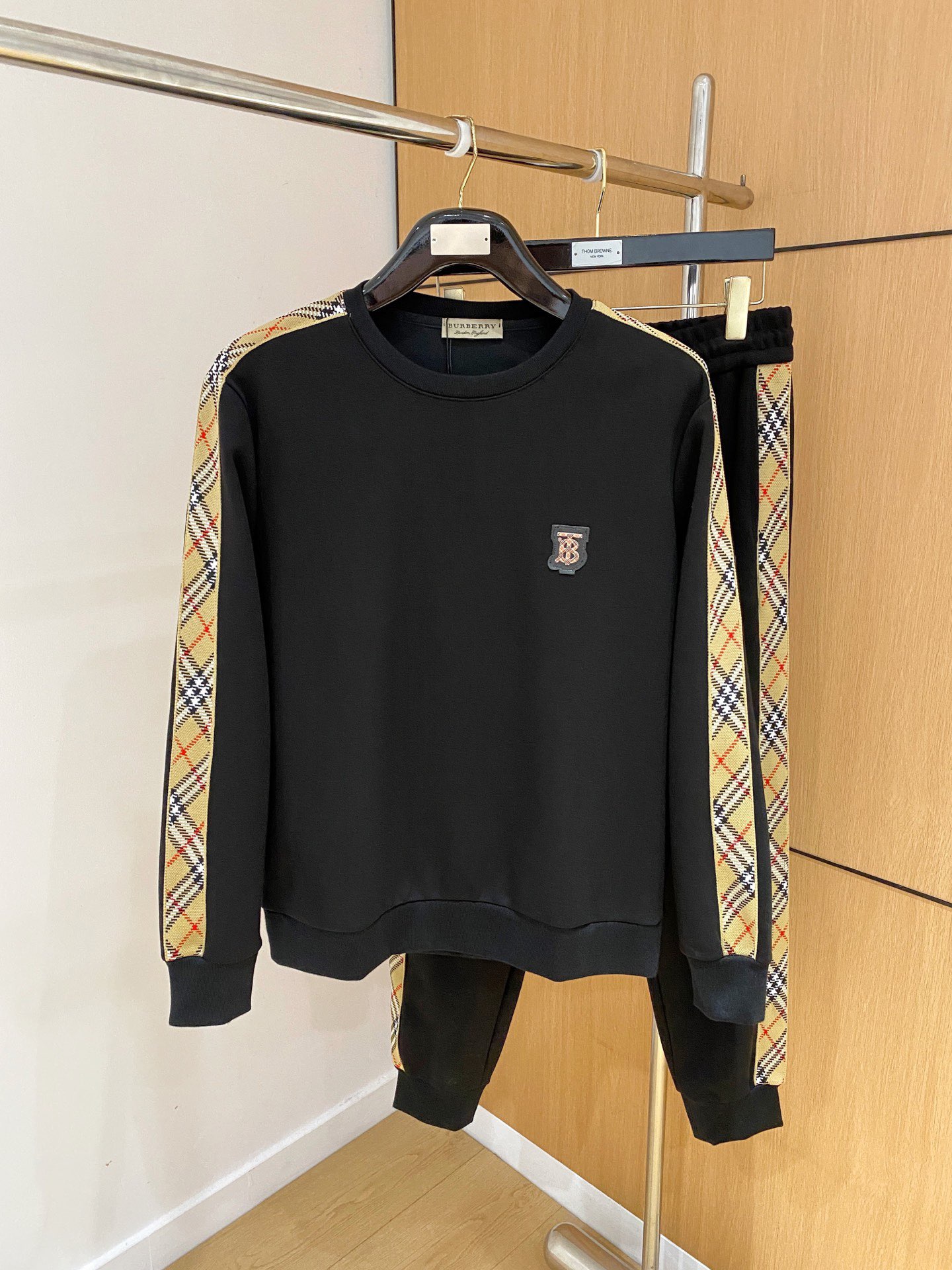 NO:682466,Burberry's hot-selling suit is coming. Focus on the original version of the official website. The 2025 new hot-selling round-neck sweatshirt suit. The original product is carefully crafted by top designers to provide a fitting and perfect upper body effect. All-natural high-quality Tencel Roman cotton, close-fitting comfort, noble and elegant!  Original hardware embodies elegance and nobility!  Counter sizes M-3XL (up to 190 pounds), burberry, hoodie, sweatshirts,19860909巴宝莉 爆款套装来袭 专注官网原版 2025全新爆款圆领卫衣套装 原单狠货倾注顶级设计师的精心之作 就为一个贴合、完美的上身效果 全天然优质天丝罗马棉,贴身的舒适感 高贵典雅！原厂五金无不彰显优雅高贵气质！专柜尺码M-3XL（最大穿到190斤）,,burberry,hoodie,sweatshirts,,Men's clothing