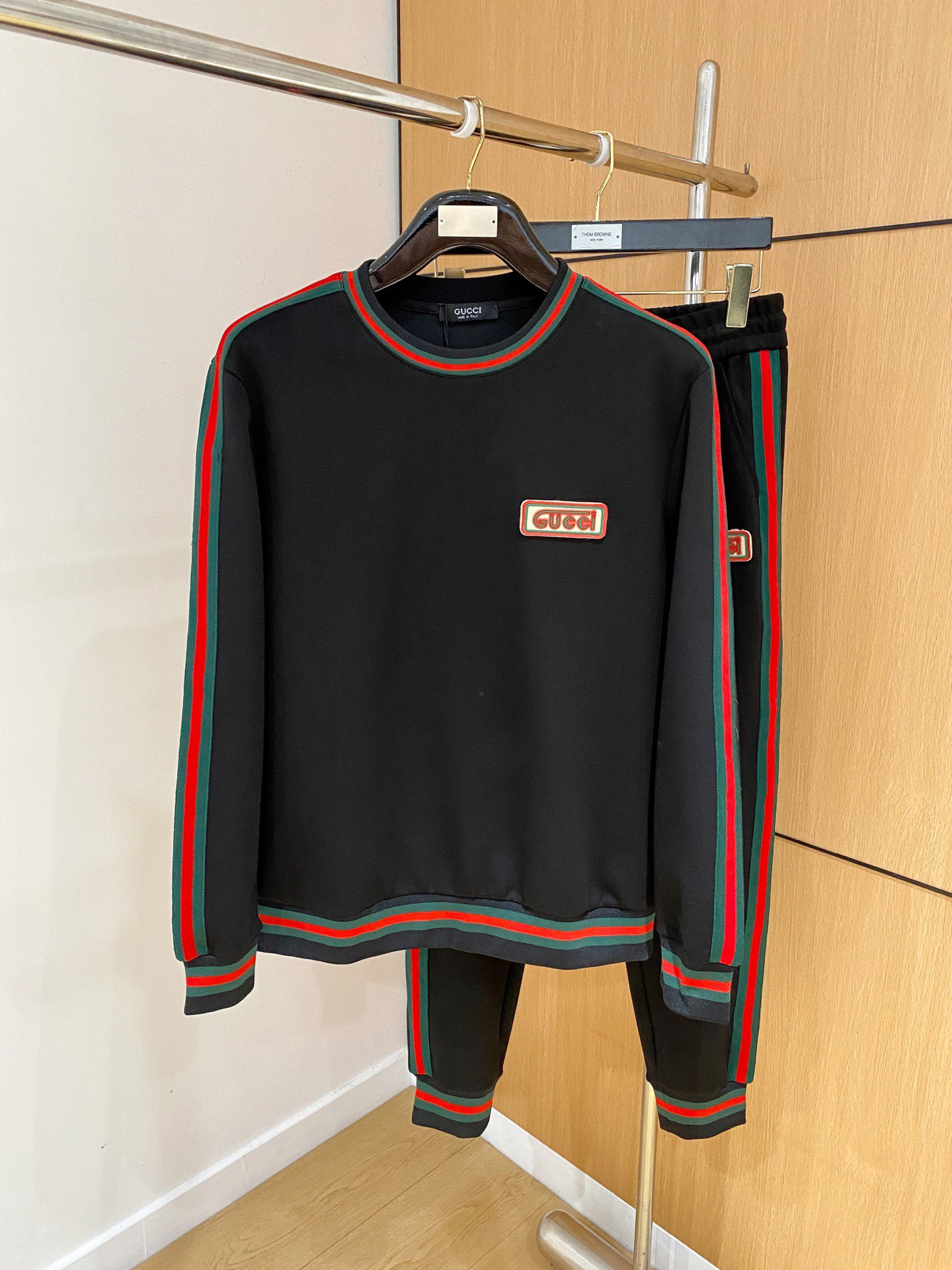 NO:682474,Gucci's hot-selling suit is coming. Focus on the original version of the official website. The 2025 new hot-selling round-neck sweatshirt suit. The original item is carefully crafted by top designers to provide a fitting and perfect upper body effect. All-natural high-quality Tencel Roman cotton, close-fitting comfort, noble and elegant!  Original hardware embodies elegance and nobility!  Counter sizes M-3XL (up to 190 pounds), hoodie, sweatshirts,19860909古奇 爆款套装来袭 专注官网原版 2025全新爆款圆领卫衣套装 原单狠货倾注顶级设计师的精心之作 就为一个贴合、完美的上身效果 全天然优质天丝罗马棉,贴身的舒适感 高贵典雅！原厂五金无不彰显优雅高贵气质！专柜尺码M-3XL（最大穿到190斤）,,hoodie,sweatshirts,,Men's clothing