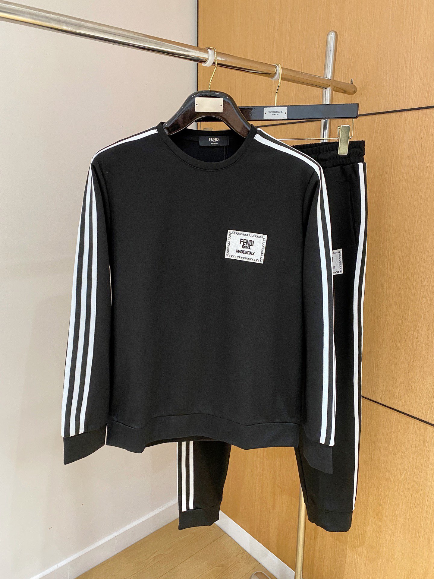 NO:682480,Fendi's hot-selling suit is coming. Focus on the original version of the official website. The 2025 new hot-selling round-neck sweatshirt suit. The original item is carefully crafted by top designers. It is for a fitting and perfect upper body effect. All-natural high-quality Tencel Roman cotton, close-fitting comfort, noble and elegant!  Original hardware embodies elegance and nobility!  Counter sizes M-3XL (up to 190 pounds), fendi, hoodie, sweatshirts,19860909芬迪 爆款套装来袭 专注官网原版 2025全新爆款圆领卫衣套装 原单狠货倾注顶级设计师的精心之作 就为一个贴合、完美的上身效果 全天然优质天丝罗马棉,贴身的舒适感 高贵典雅！原厂五金无不彰显优雅高贵气质！专柜尺码M-3XL（最大穿到190斤）,,fendi,hoodie,sweatshirts,,Men's clothing