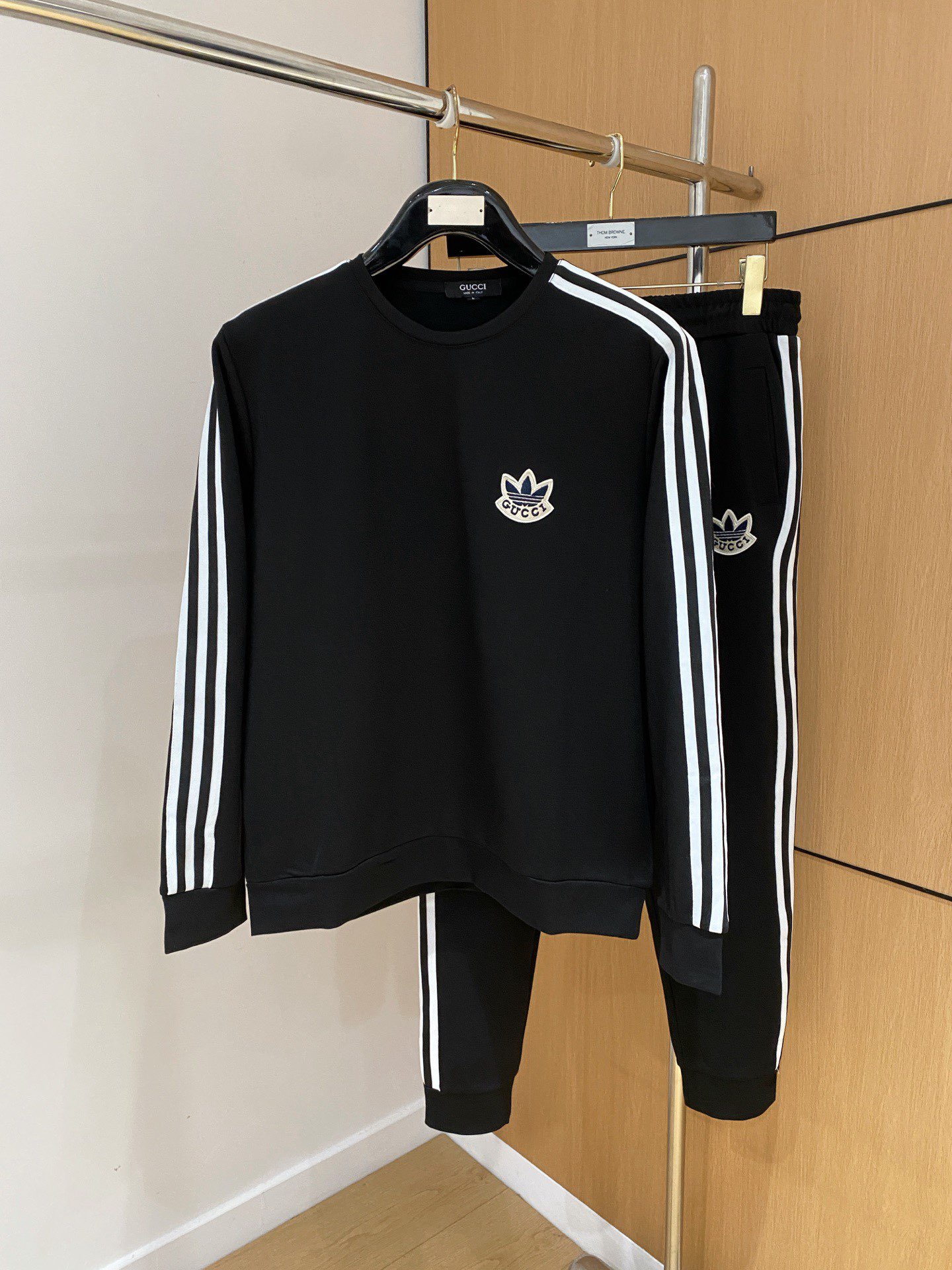 NO:682483,Gucci's hot-selling suit is coming. Focus on the original version of the official website. The 2025 new hot-selling round-neck sweatshirt suit. The original item is carefully crafted by top designers to provide a fitting and perfect upper body effect. All-natural high-quality Tencel Roman cotton, close-fitting comfort, noble and elegant!  Original hardware embodies elegance and nobility!  Counter sizes M-3XL (up to 190 pounds), hoodie, sweatshirts,19860909古奇 爆款套装来袭 专注官网原版 2025全新爆款圆领卫衣套装 原单狠货倾注顶级设计师的精心之作 就为一个贴合、完美的上身效果 全天然优质天丝罗马棉,贴身的舒适感 高贵典雅！原厂五金无不彰显优雅高贵气质！专柜尺码M-3XL（最大穿到190斤）,,hoodie,sweatshirts,,Men's clothing