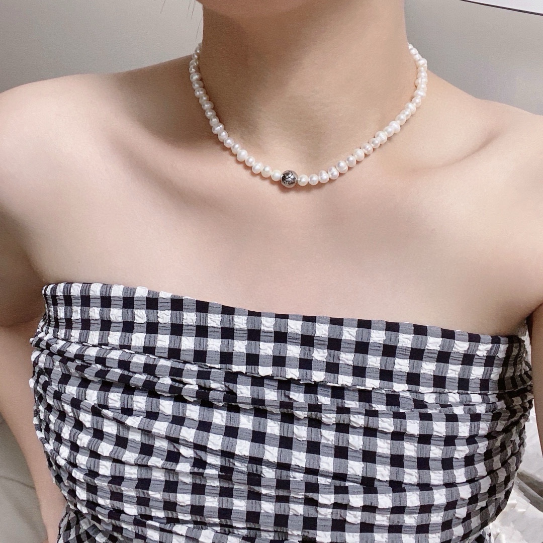 NO:678489,Chanel's latest imported irregular natural freshwater pearl necklace sphere 14K stainless steel is color-proof, non-allergenic and super personalized. The versatile style is particularly good. The overall details are very surprising. The design is full of sense. It not only brings out personal confidence and taste, the style is elegant and fashionable, highlighting the French elegance. The meticulous details make it more attractive to wear. Boutique jewelry, chanel, chanel, necklace19860909香奈儿Chanel最新款进口不规则天然淡水珍珠项链球体14K精钢保色不过敏超个性,百搭款特别特别赞,整体细节非常令人惊喜,设计感十足,不仅带出个人自信及品味,款式典雅而时尚,突显法式高雅气息,加上一丝不苟的细节,使得佩戴起来更具吸引力,饰品精品,chanel,chanel,necklace,Jewelry