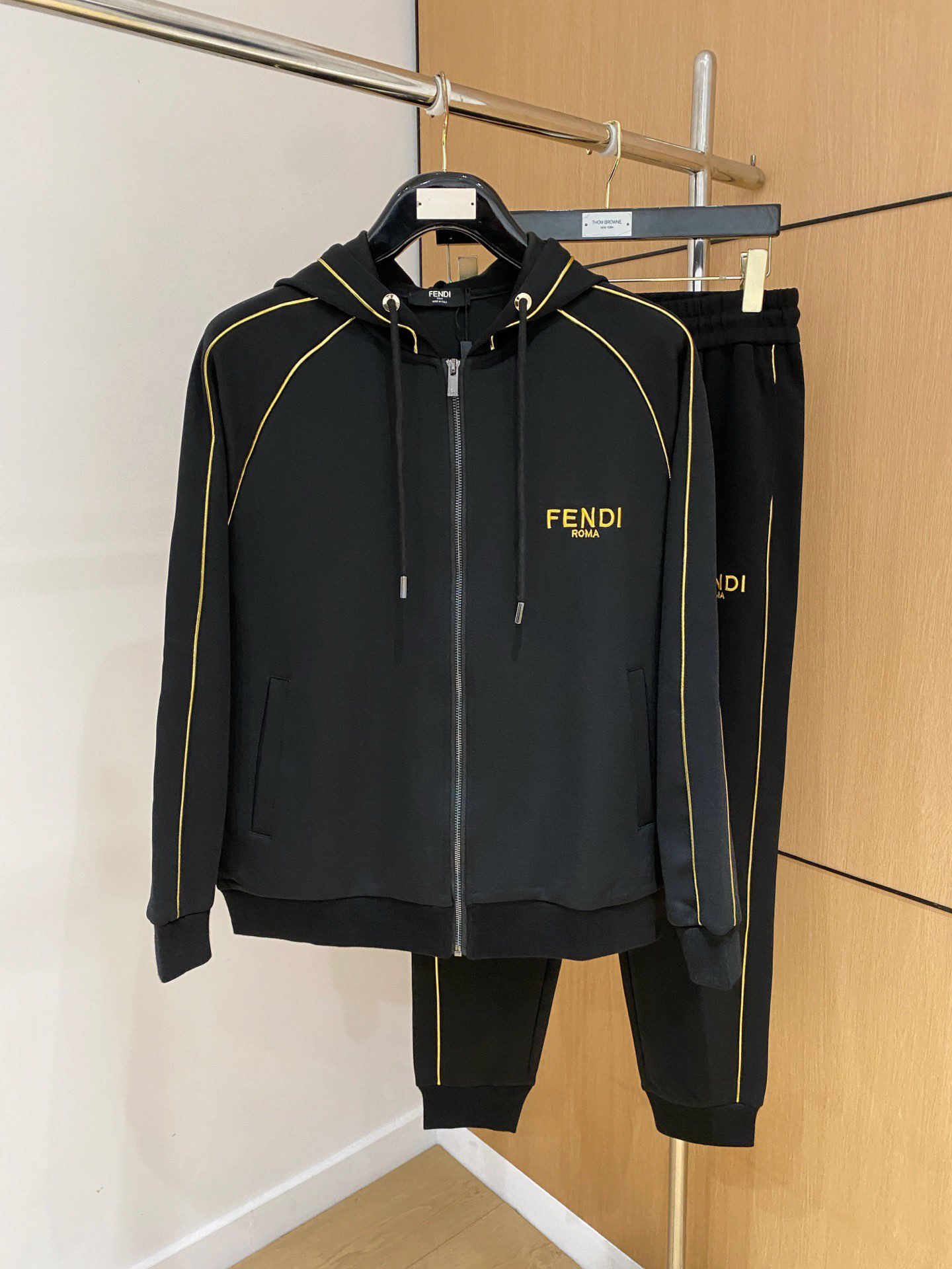 NO:682449,Fendi 2025 autumn and winter new counter casual suit, breathable, comfortable and casual!  Full of high-end feel!  The details are exquisite and high-end, and the workmanship is impeccable!  The original high-end fabric is very high-end!  The fabric is crisp, anti-wrinkle and wear-resistant, warm, neat and stylish. Everyone must buy a set this autumn and winter. They must look cool and cool when wearing it. We especially recommend the size M-3XL, fendi,19860909芬迪 2025秋冬新款专柜同款休闲套装,透气舒适休闲！高级感满满！细节精致高档,做工无可挑剔！原版高端面料很显高级！面料挺括抗皱耐磨,保暖利落有型 这个秋冬每人必须入手一套 穿上必须是醉帅气的 咋们家特别推荐码数M-3XL,,fendi,,Men's clothing