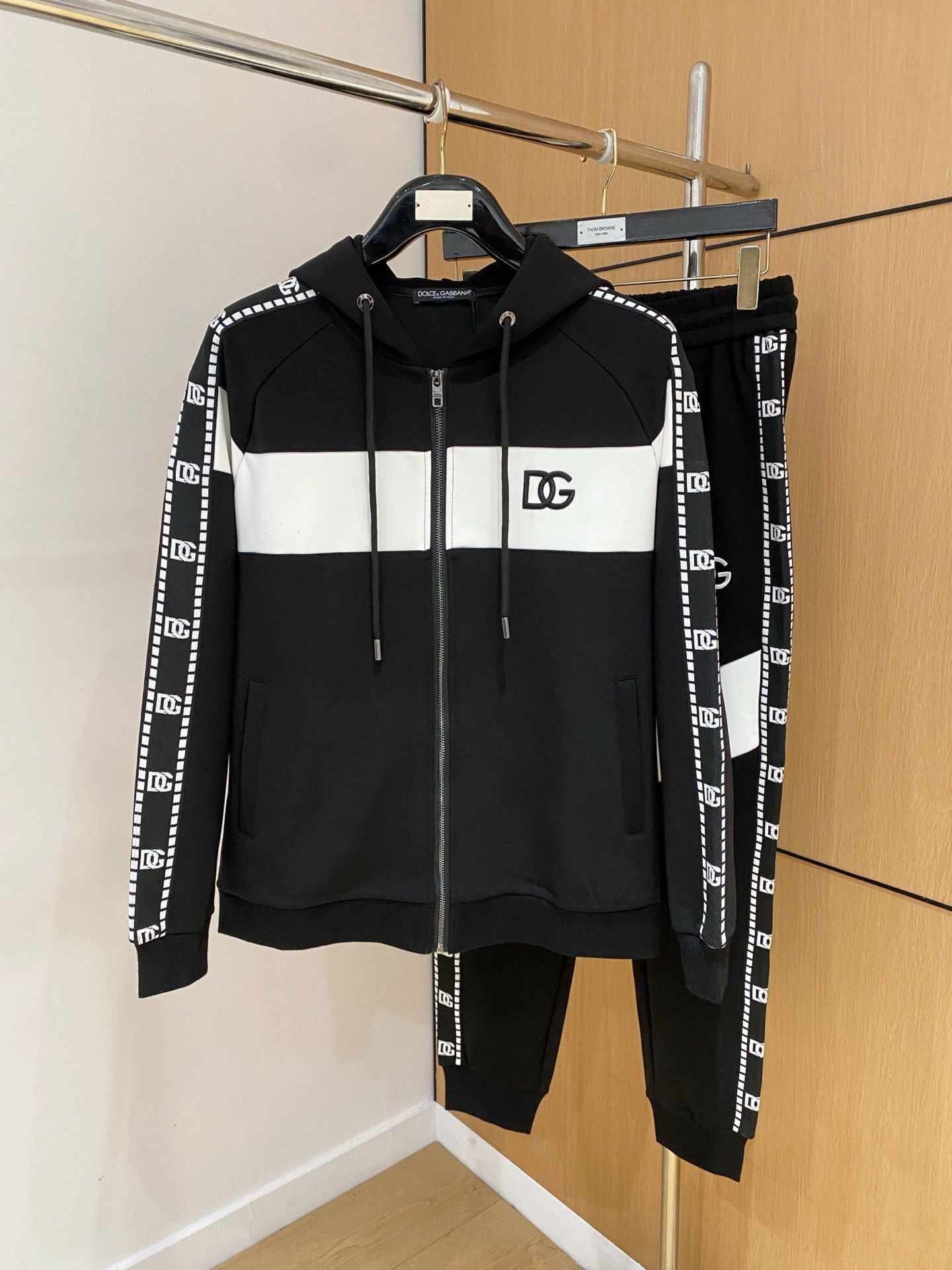 NO:682460,D&G 2025 autumn and winter new counter casual suit, breathable, comfortable and casual!  Full of high-end feel!  The details are exquisite and high-end, and the workmanship is impeccable!  The original high-end fabric is very high-end!  The fabric is crisp, anti-wrinkle and wear-resistant, warm, neat and stylish. Everyone must buy a set this autumn and winter. They must look cool and cool when wearing it. We especially recommend sizes M-3XL, Dolce&Gabbana,19860909D&G 2025秋冬新款专柜同款休闲套装,透气舒适休闲！高级感满满！细节精致高档,做工无可挑剔！原版高端面料很显高级！面料挺括抗皱耐磨,保暖利落有型 这个秋冬每人必须入手一套 穿上必须是醉帅气的 咋们家特别推荐码数M-3XL,,Dolce&Gabbana,,Men's clothing