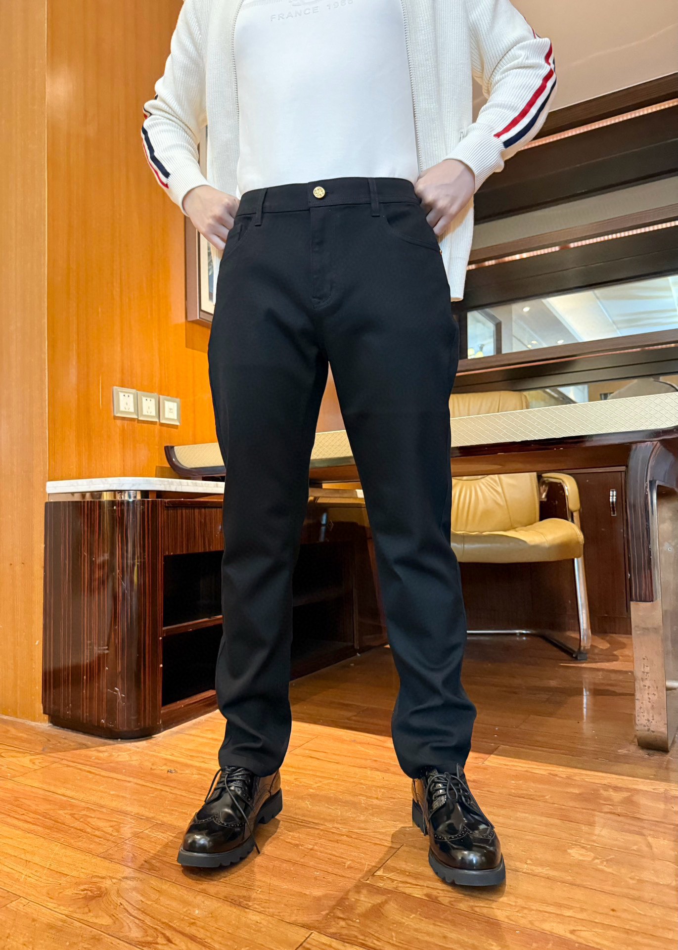 NO:731737,Louis Vuitton - 2025 latest casual pants in black are shipped from the counter, a hot-selling item in European and American counters!  Selected Italian imported fine cotton + recycled fiber fabrics with straight slim design, custom buttons and the brand's latest logo on the back pocket highlight the taste. It is definitely a business and casual boutique. Size 29-38 (model 180/140 wears 33, comes with Hong Kong Lane Crawford gift box packaging),, louis vuitton,19860909路易威登-2025专柜最新款休闲裤黑色出货 欧美专柜热销单品！精选意大利进口精棉+再生纤维面料搭配直筒修身设计,定制纽扣和后袋上的品牌最新标志彰显品味 绝对是商务休闲精品.码数29-38（模特180/140穿33,配香港连卡佛礼盒包装）,,louis vuitton,,Men's clothing