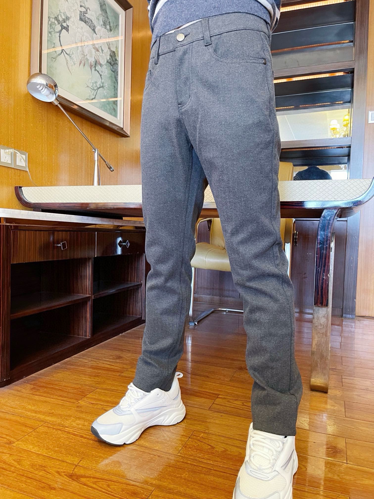 NO:703928,Ermenegildo Zegna - The latest casual pants are shipped from the 2025 counter, a hot-selling item in European and American counters!  Selected Italian imported fine cotton + recycled fiber fabrics with straight slim design, customized buttons and brand English and latest logo on the back pocket to highlight the taste. It is definitely a business and casual boutique. Size 29-38 (model 180/140 wears 33, comes with Hong Kong Lane Crawford gift box packaging),,zegna,19860909杰尼亚-2025专柜最新款休闲裤出货 欧美专柜热销单品！精选意大利进口精棉+再生纤维面料搭配直筒修身设计,定制纽扣和后袋上的品牌英文及最新标志彰显品味 绝对是商务休闲精品.码数29-38（模特180/140穿33,配香港连卡佛礼盒包装）,,zegna,,Men's clothing