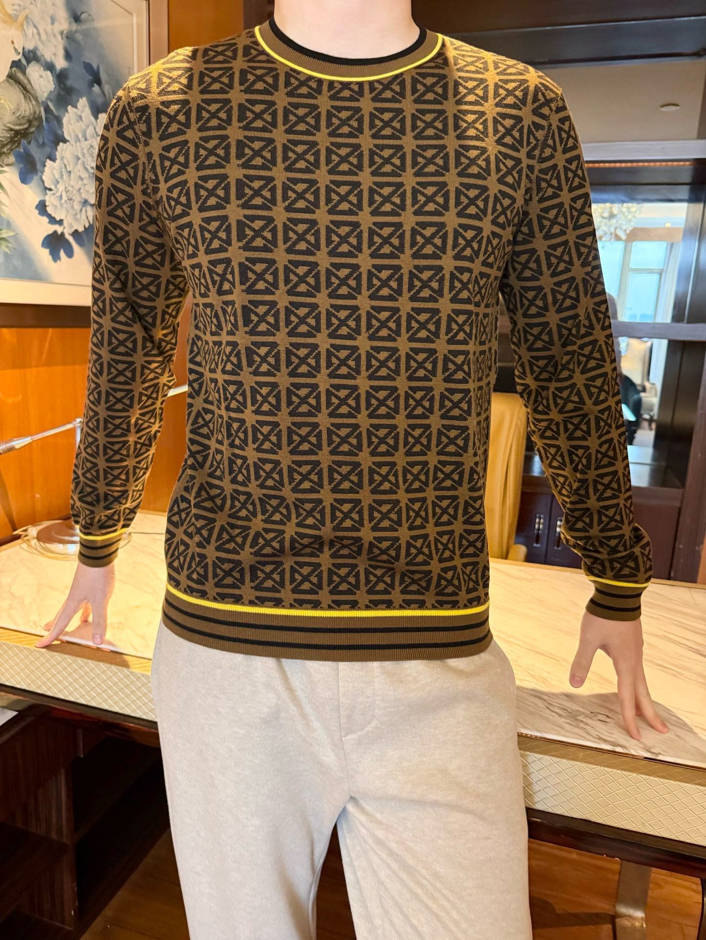 NO:731720,Fendi-2025 new sweater!  Made of fine wool, it is soft and skin-friendly and has a moderate drape. It is close to the body without digging into the flesh, and is not easily deformed after being worn for a long time. The warm brown background color + geometric jacquard has a retro light luxury tone, and has a more design sense than solid color knitting. The round neck + slim fit fit the body shape but not tight, and can modify the shoulders.  The neck line; the yellow-brown contrasting stripes on the collar and cuffs neutralize the heavy feeling of the all-over jacquard print, which is delicate and energetic. Size 48-56 (model 180/140 wears 50, comes with Lane Crawford gift box packaging),,fendi,sweaters,19860909芬迪-2025新款毛衣！细腻羊毛材质,柔软亲肤且有适度垂坠感,贴身不扎肉、久穿不易变形；暖棕底色+几何提花,自带复古轻奢调性,比纯色针织更有设计感.圆领+修身版型,贴合身形但不紧绷,能修饰肩颈线条；领口、袖口的黄棕撞色条纹,中和了满印提花的厚重感,精致又显活力.码数48-56（模特180/140穿50,配连卡佛礼盒包装）,,fendi,sweaters,,Men's clothing