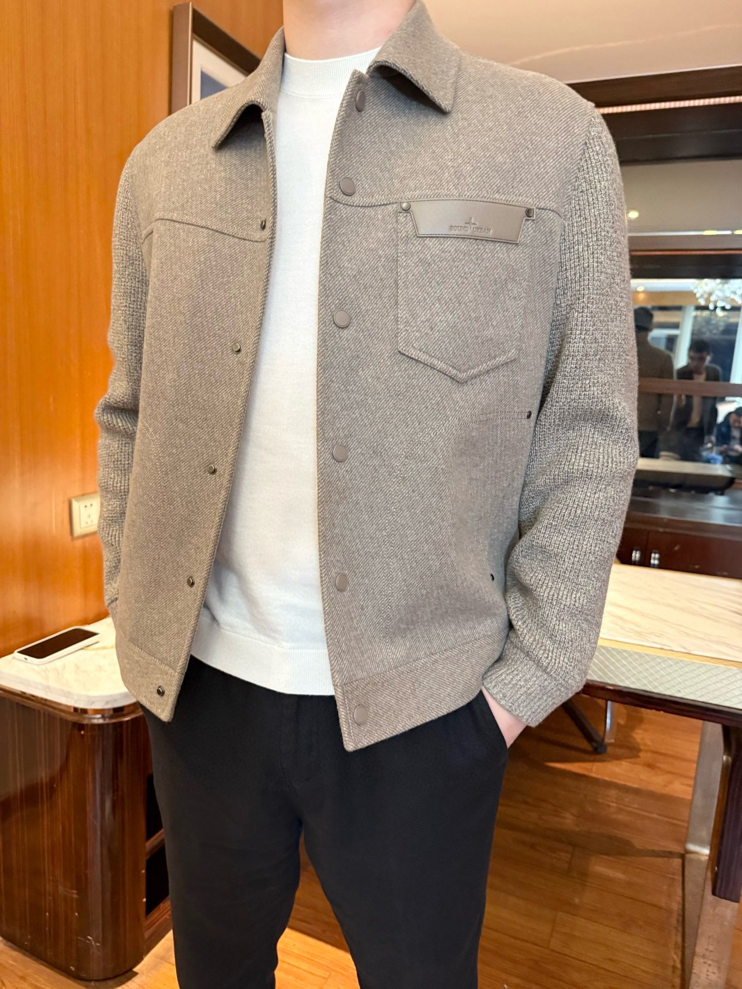 NO:692423,Stone Island-2025 new down jacket!  It adopts a shirt-style lapel design, which combines the texture of wool blended fabric with the warmth of the down liner, taking into account both fashionable styling and practical functions. The metal buttons and brand logos in the details highlight the exquisite style. The outer wool blended fabric is crisp and stylish, has a delicate touch and has good wrinkle resistance; the inner down filling is fluffy and warm, and has excellent performance.  Breathable, it keeps you warm without feeling stuffy when worn. It has a slim fit and fits the body shape without being bulky. It can be easily worn with a sweater to suit various styles such as business and leisure, meeting the dressing needs of different scenes. Size 48-54 (model 180/140 wears 50, comes with Hong Kong Lane Crawford gift box packaging),, shirts, down  jacket,19860909石头岛-2025新款羽绒服！采用衬衫式翻领设计,融合羊毛混纺面料的质感与羽绒内胆的保暖性,兼顾时尚造型与实用功能；细节处的金属纽扣与品牌标识,彰显精致格调.外层羊毛混纺面料挺括有型,触感细腻且具有良好的抗皱性；内里羽绒填充蓬松保暖,同时具备出色的透气性,穿着时既保暖又不会产生闷热感.修身剪裁贴合身形,不臃肿,可轻松内搭针织衫适配商务、休闲等多种风格,满足不同场景的穿搭需求.码数48-54（模特180/140穿50,配香港连卡佛礼盒包装）,,shirts,down jacket,,Men's clothing