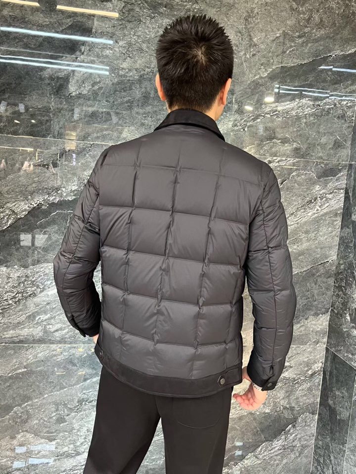 Armani 阿玛尼25SS 秋冬新款翻领羽绒服夹克，经典永不过时，轻奢时尚休闲风格，轻盈保暖柔软！低调