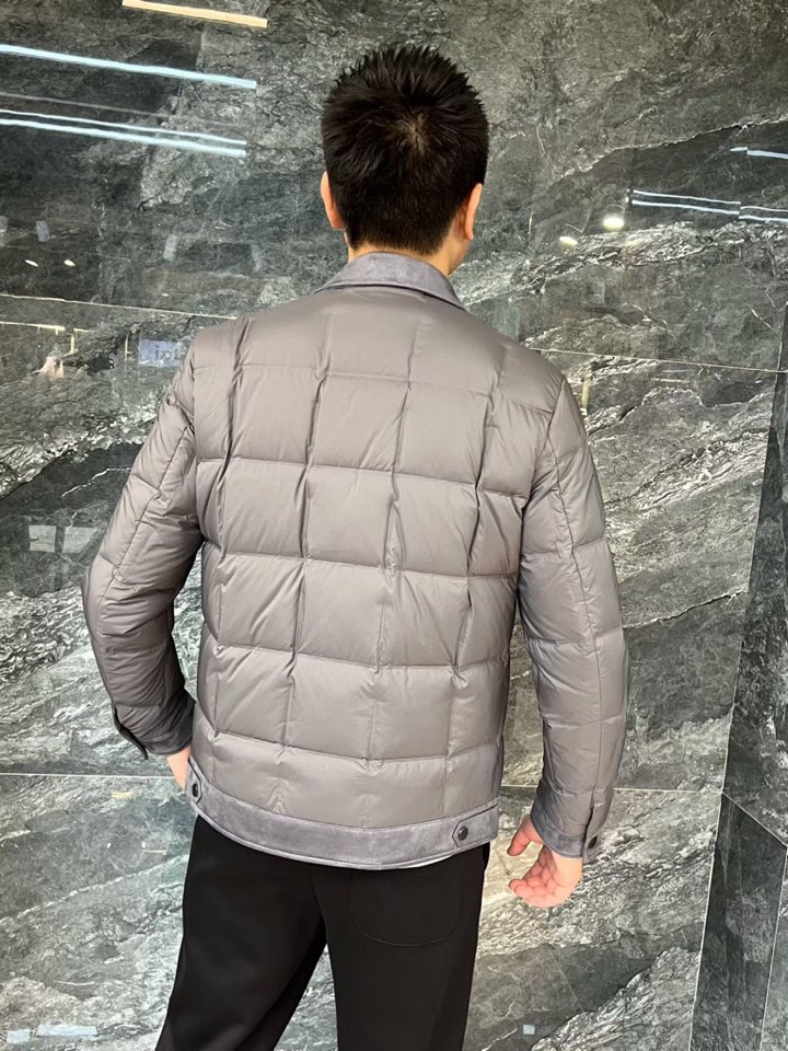 Armani 阿玛尼25SS 秋冬新款翻领羽绒服夹克，经典永不过时，轻奢时尚休闲风格，轻盈保暖柔软！低调