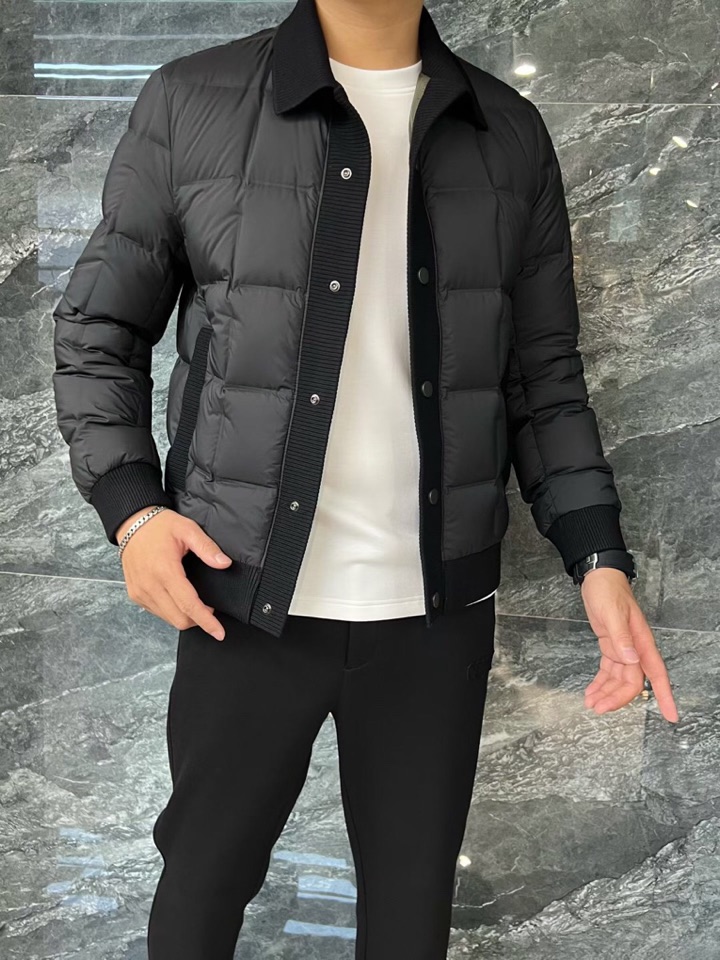 Armani 阿玛尼25SS 秋冬新款翻领羽绒服夹克，经典永不过时，轻奢时尚休闲风格，轻盈保暖柔软！低调