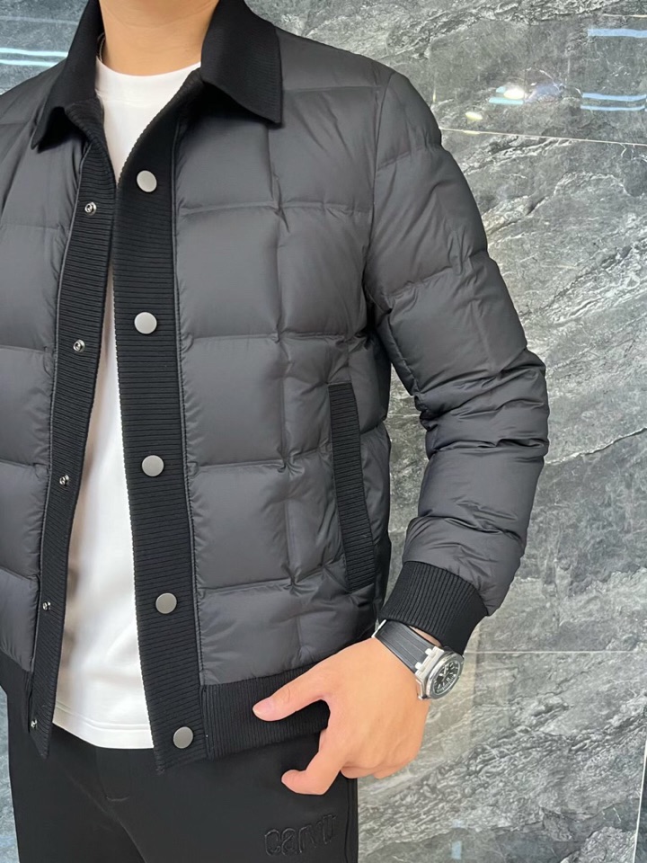 Armani 阿玛尼25SS 秋冬新款翻领羽绒服夹克，经典永不过时，轻奢时尚休闲风格，轻盈保暖柔软！低调