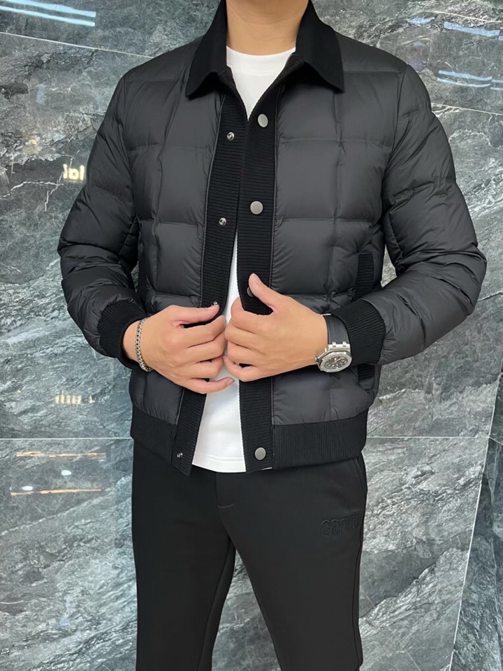 Armani 阿玛尼25SS 秋冬新款翻领羽绒服夹克，经典永不过时，轻奢时尚休闲风格，轻盈保暖柔软！低调