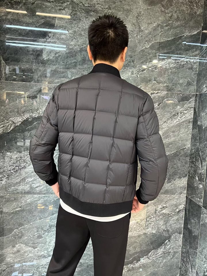 Armani 阿玛尼25SS 秋冬新款翻领羽绒服夹克，经典永不过时，轻奢时尚休闲风格，轻盈保暖柔软！低调